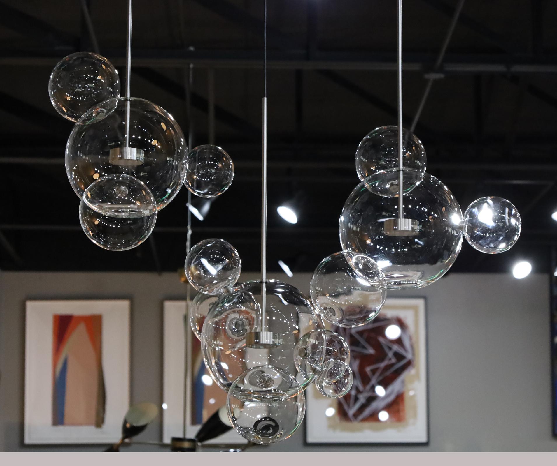 Secondo il loro sito web: 

Ispirato da una passeggiata circondata da mille bolle di sapone che fluttuano nell'aria. La loro leggerezza è diventata una metafora dell'immaterialità della luce, cristallizzata nella collezione Bolle. Le lampade Bolle