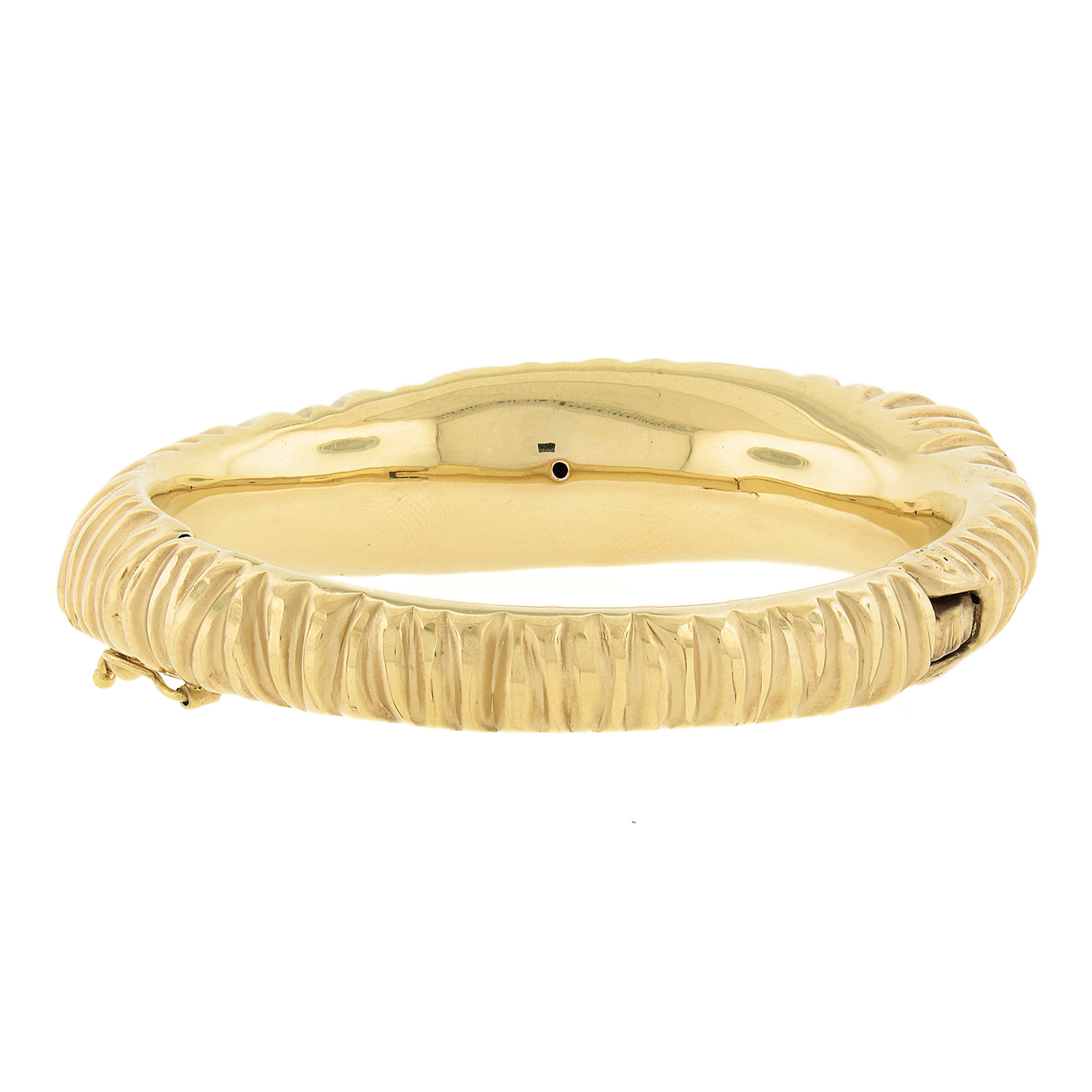 Giordana Castellan 18K Gold Hollow Design Puffed Hinged Open Bangle Bracelet In Excellent Condition For Sale In Montclair, NJ