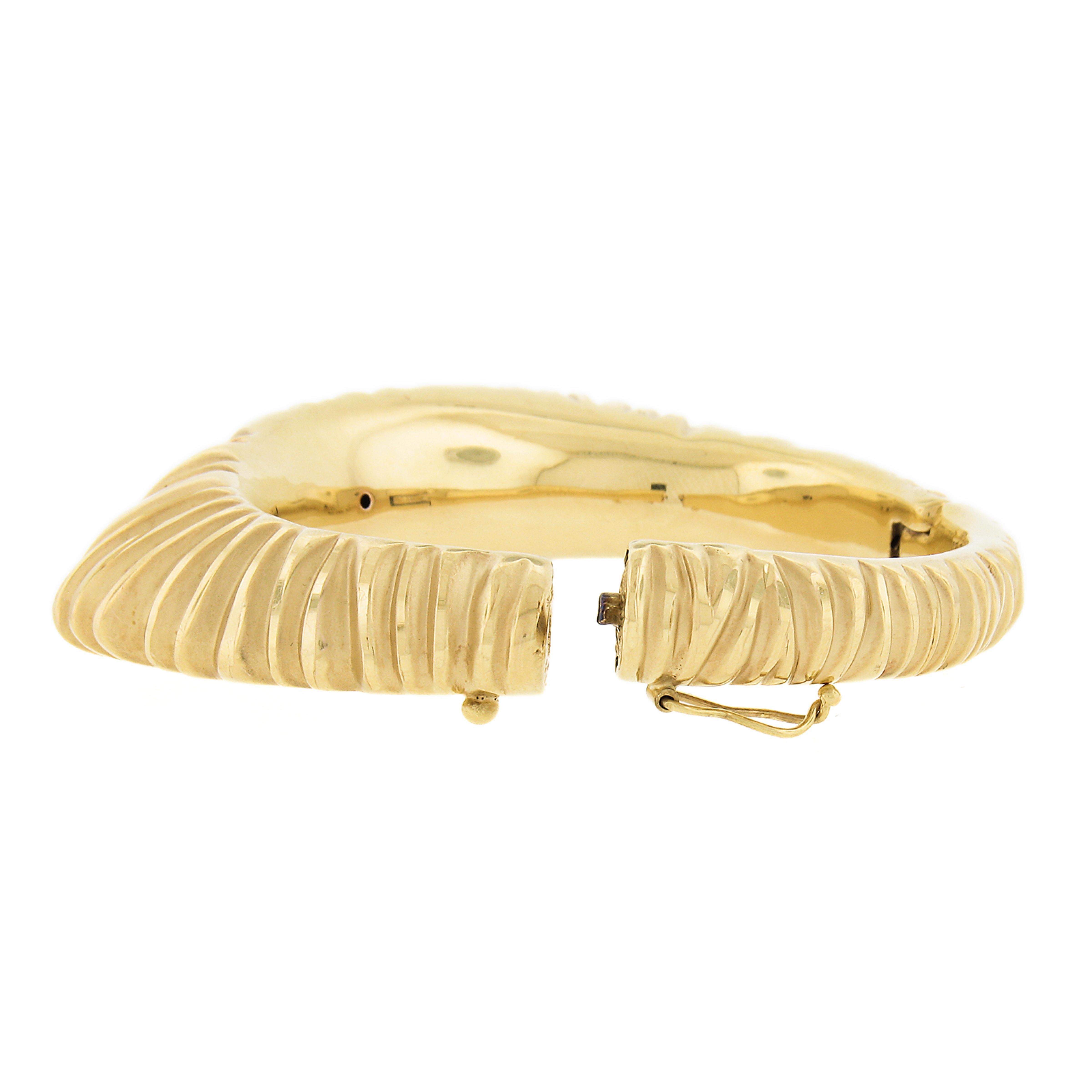 Giordana Castellan 18K Gold Hollow Design Puffed Hinged Open Armreif Armband Damen im Angebot