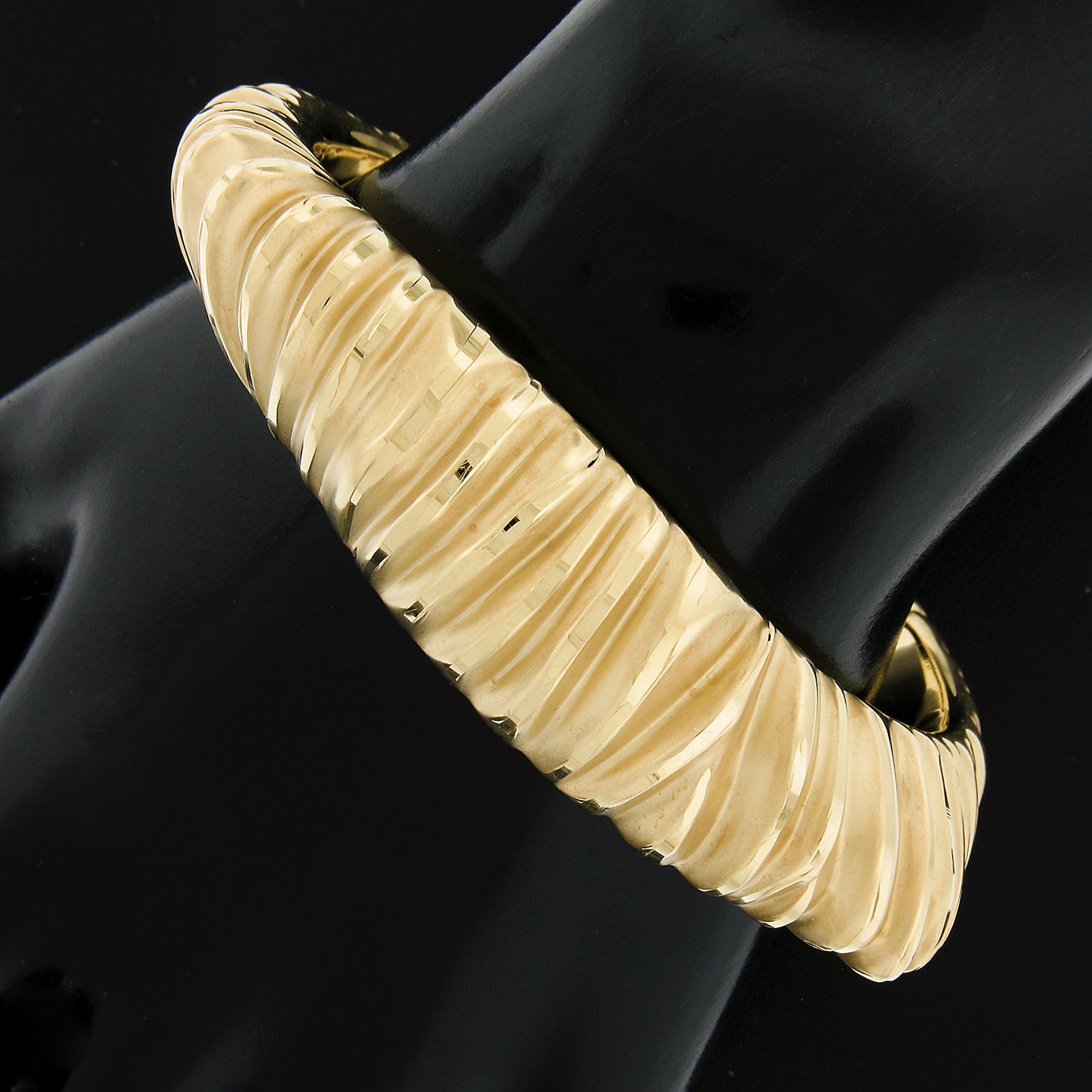 Giordana Castellan 18K Gold Hollow Design Puffed Hinged Open Bangle Bracelet For Sale 4