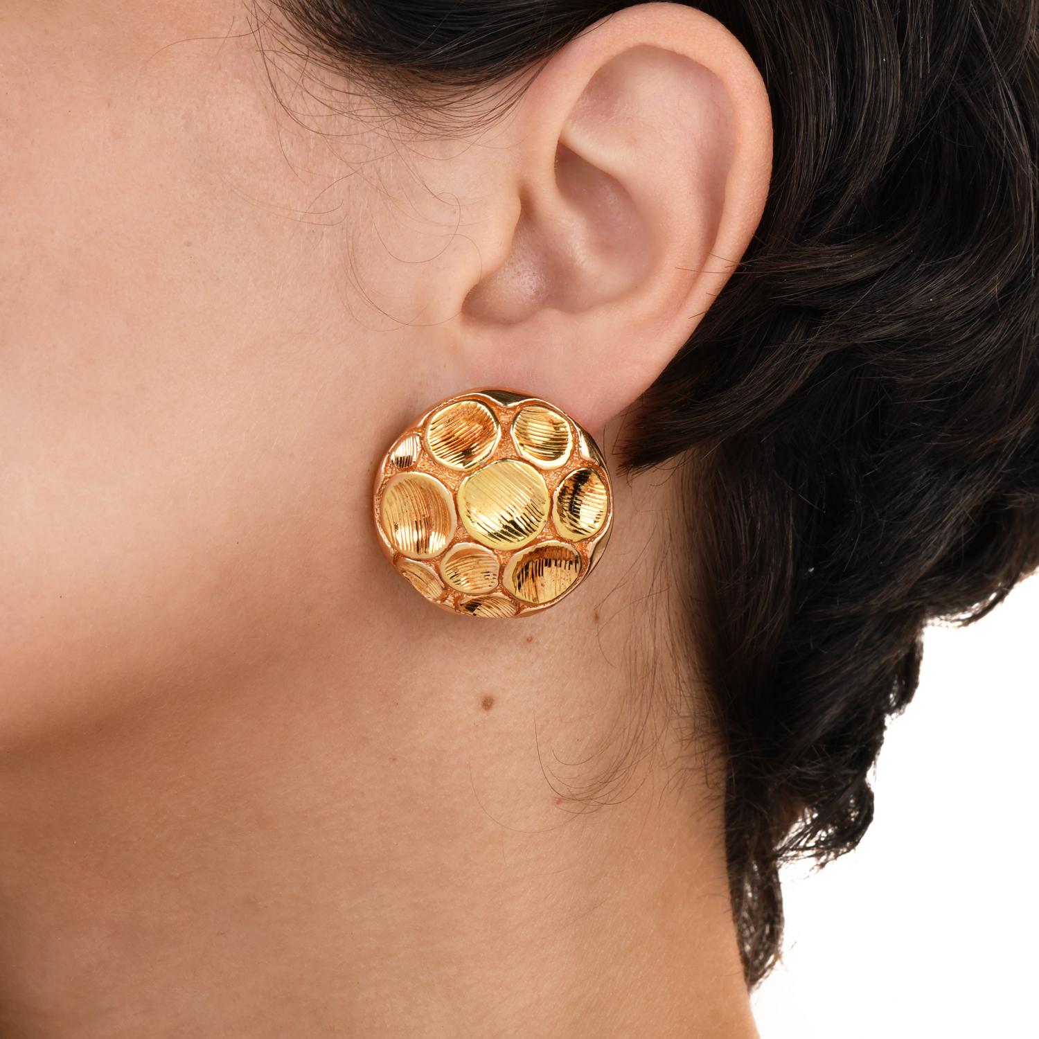 Ein stilvolles Paar Perlenohrringe aus Gold! 

Diese modernen Giordana Castellan Kugelohrringe sind perfekt für den Alltag. 

Jeder Ohrring ist aus 18-karätigem Gelbgold gefertigt und hat eine goldene Kugel mit satinierter Oberfläche. Sie messen