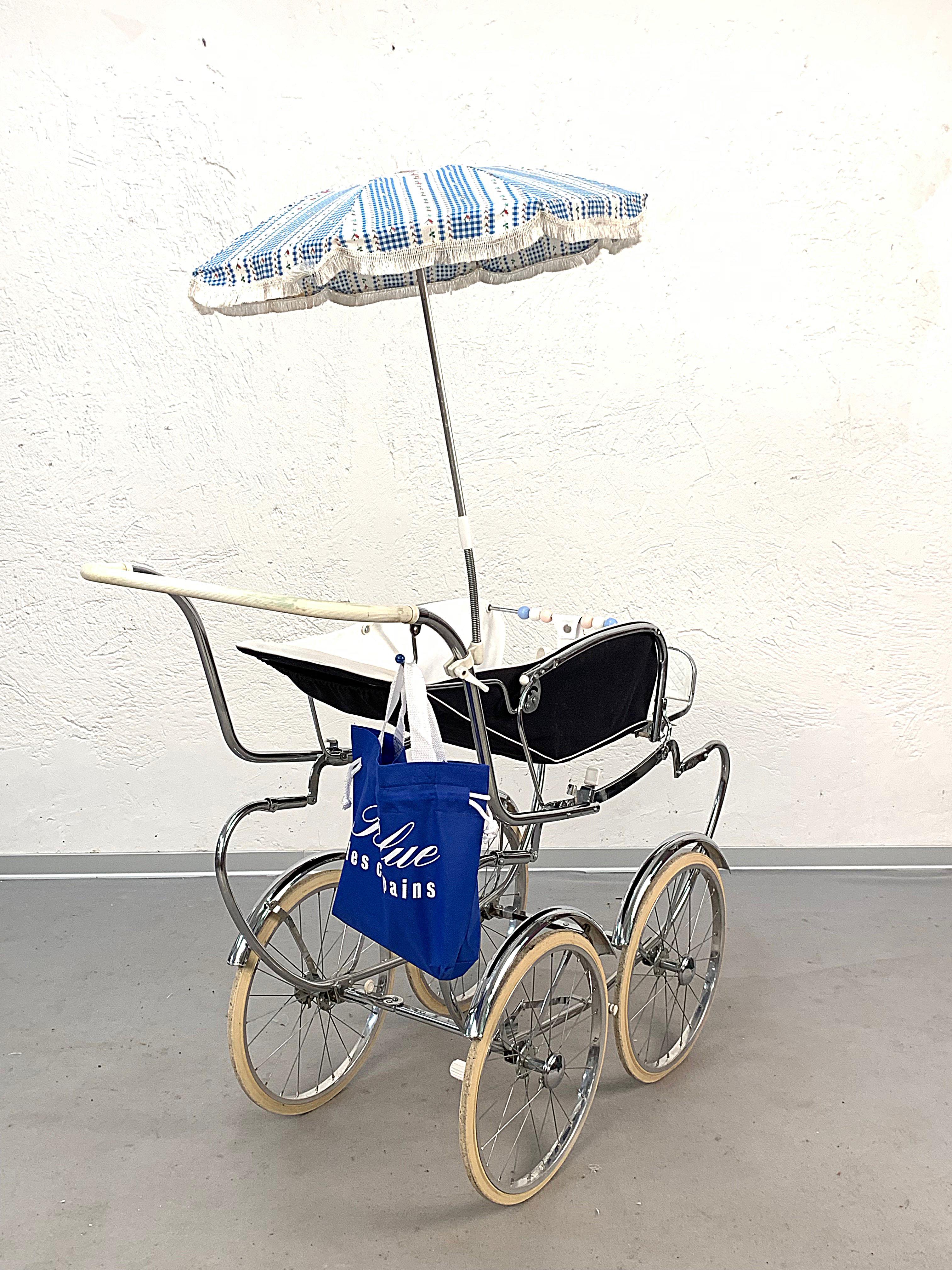 Giordani Midcentury Steel and White Fabric Italian Baby Pram Stroller, 1950s In Good Condition In Roma, IT