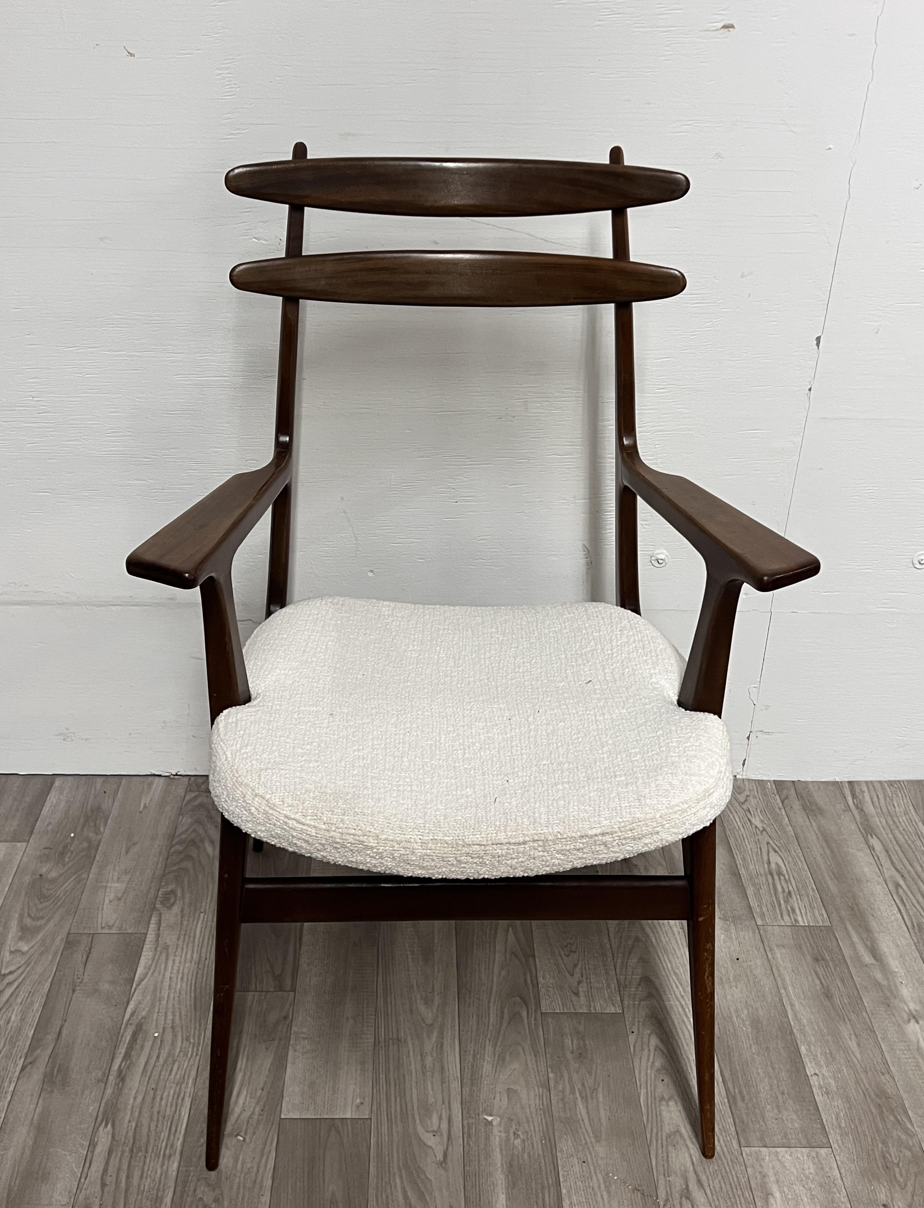 Fauteuil attribué Giordano Forti 
Idéal pour un bureau ou un coin salon 
Bois et tissu paddé