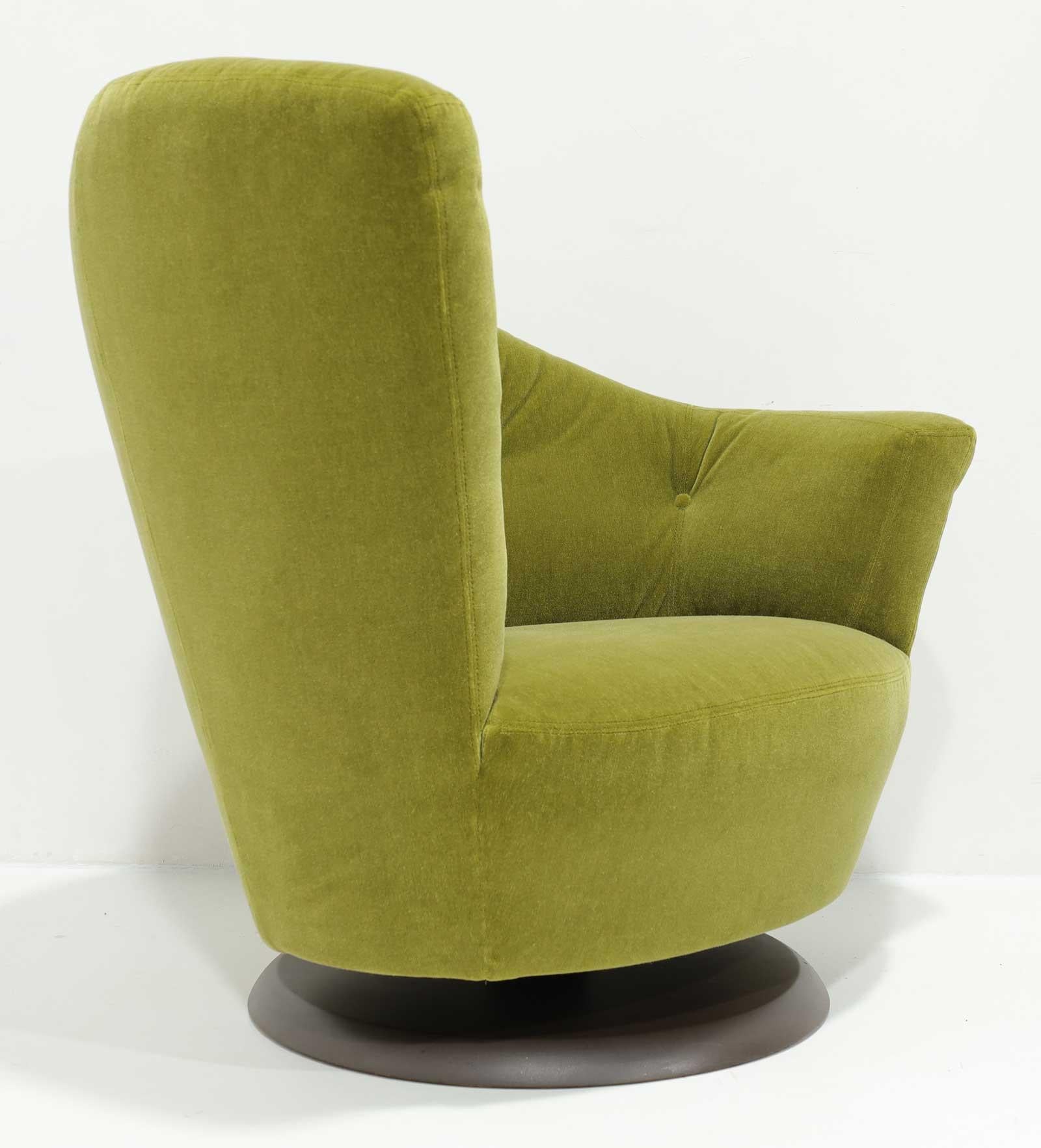 Molto elegante e confortevole. La poltrona Arabella di Girogetti, disegnata da Massimo Sciolari nel 2010. Le sedie poggiano su una base di metallo e sono girevoli. L'abbiamo ridipinta in mohair di alta qualità nel colore verde mela. 

 

Sedia