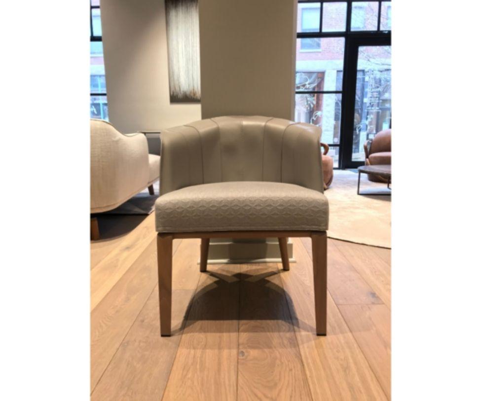 Designed By Umberto Asnago

Aura is characterized by the special stripes of the back that can be in saddle leather, fabric, or leather. Aura reveals the woodworking expertise of Giorgetti that lets the company’s craftsmen mold this noble raw
