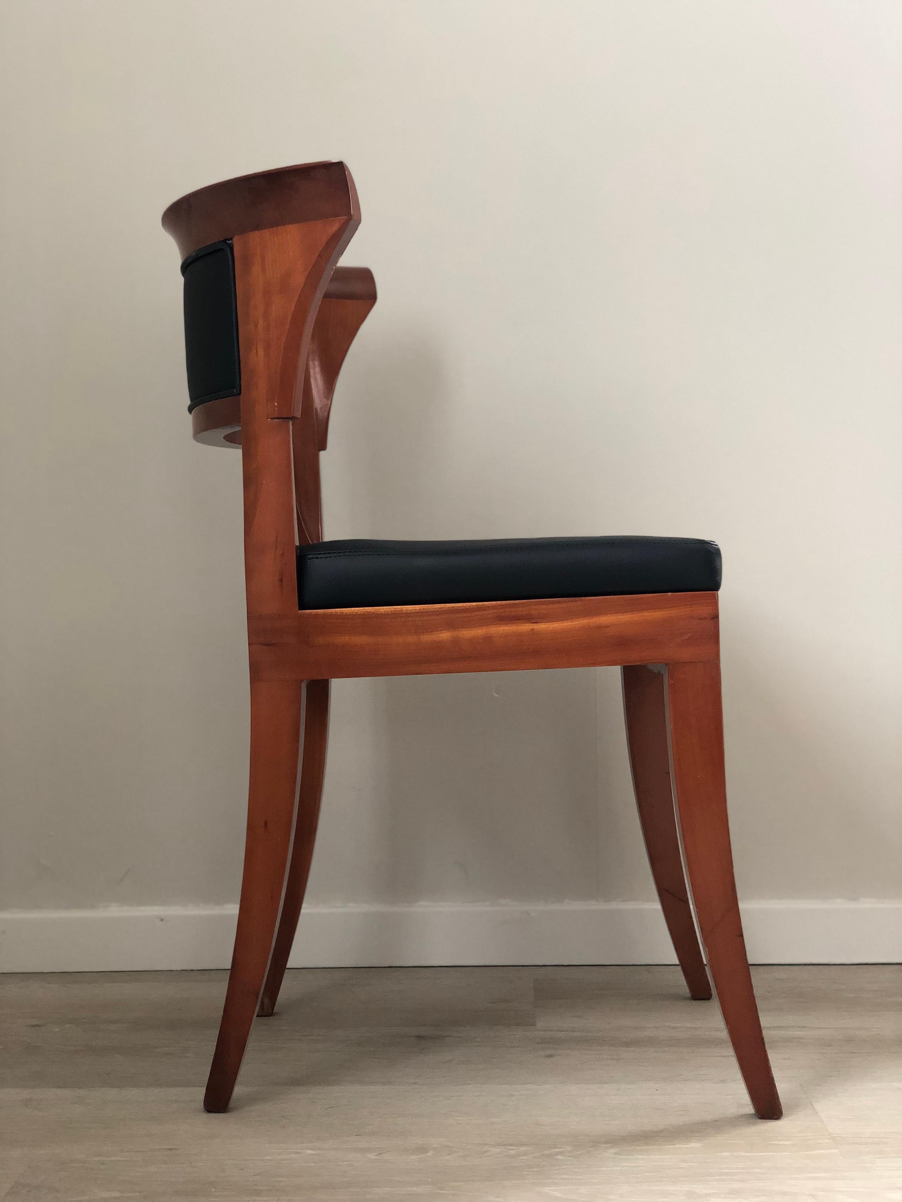 20th Century A Pair of 4 Giorgetti Cherry Wood Dining Chairs Model Sella Media by Leon Krier  For Sale