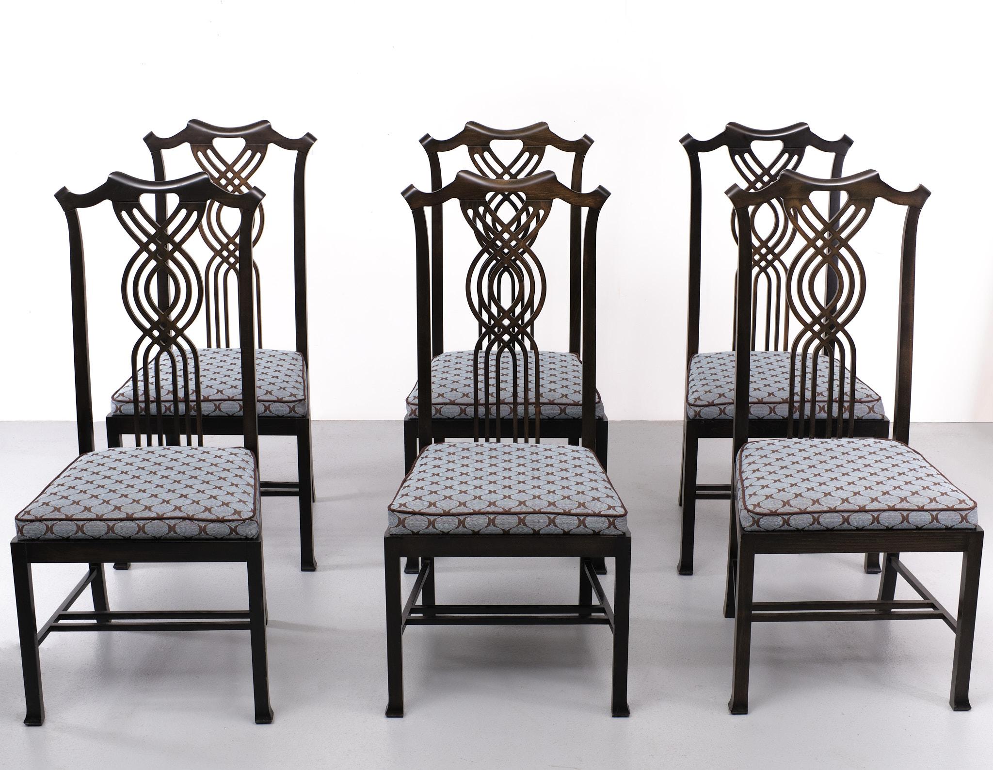 Atemberaubendes Set eleganter Esszimmerstühle, hergestellt von Giorgetti  Giorgetti ist einer der bedeutendsten italienischen Möbeldesigner.  gegründet von Luigi Giorgetti. Die Entwürfe von Giorgetti sind ihrer Zeit immer voraus und setzen Trends im