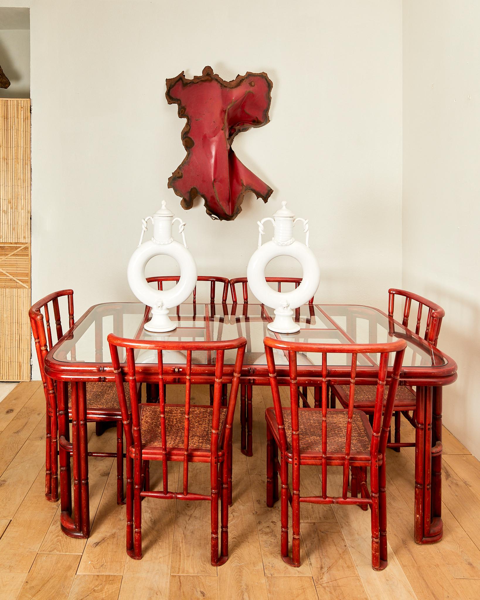 Giorgetti,
Esszimmertisch,
rot lackiertes Bambusholzimitat,
Glasplatte,
ca. 1960, Italien.
Höhe Tisch: 76 cm, 106 x 177 cm.
Höhe Sitz: 91 cm, Breite 47 cm, Tiefe 41 cm.