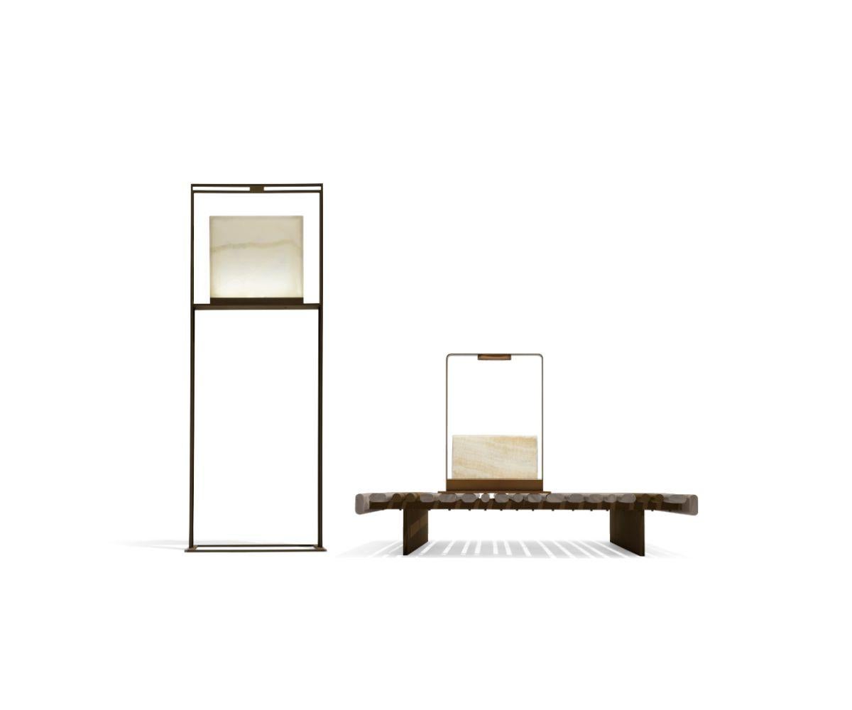 Giorgetti Gea ist eine Steh- und Tischleuchte, die von Chi Wing Lo für die Open-air Collection'S entworfen wurde. Das Gestell besteht aus geschütztem Edelstahl, pulverbeschichtet in der Farbe Johannisbrot. Der Lampenschirm ist in Onyx oder in weißem