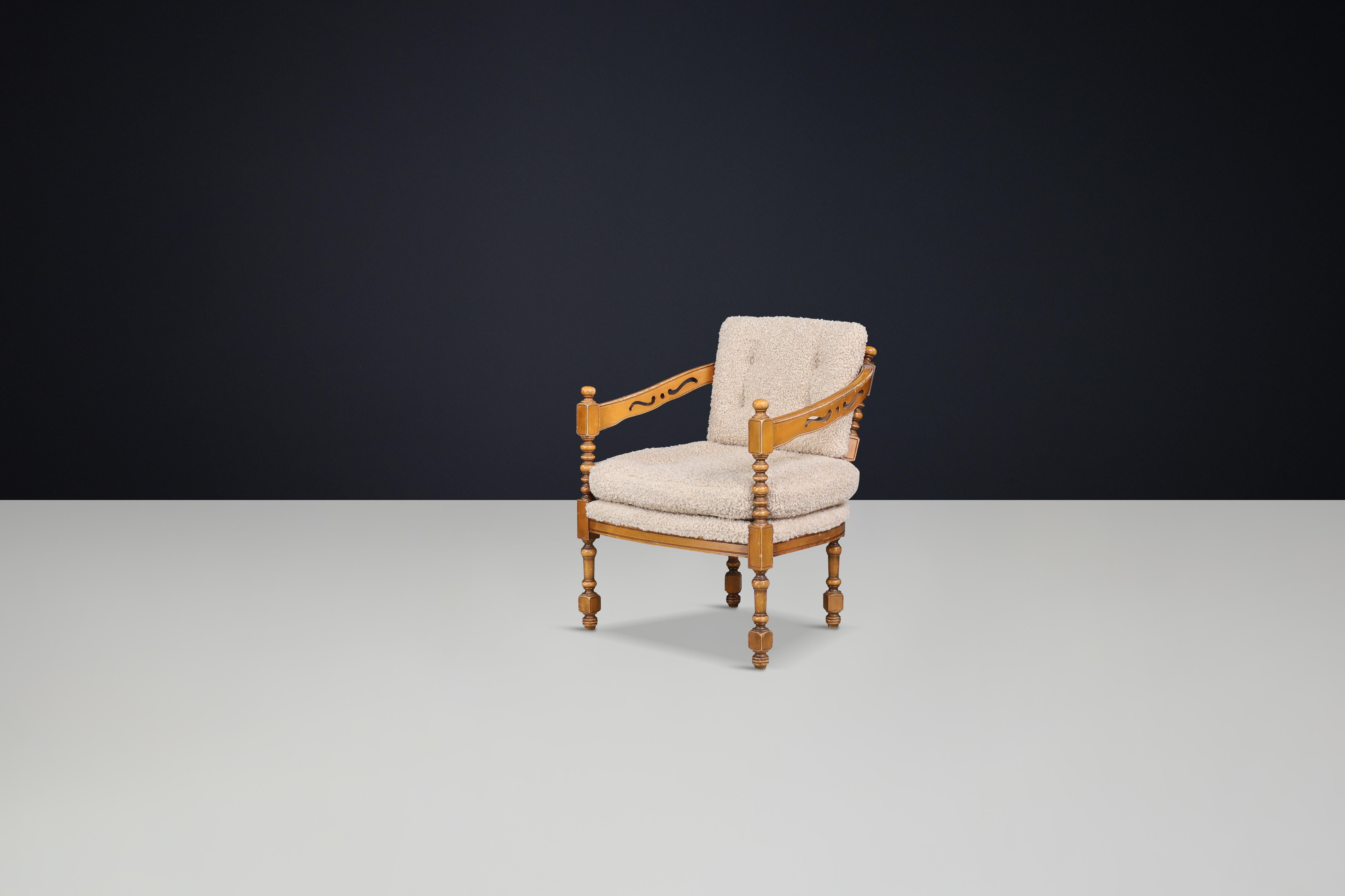 Fauteuil italien Giorgetti en bois sculpté &New Bouclé, 1975

Description :
Pièce raffinée de l'âge d'or du design italien, ce fauteuil 1975 de Giorgetti allie un savoir-faire sculptural à un confort moderne. Méticuleusement restauré et récemment