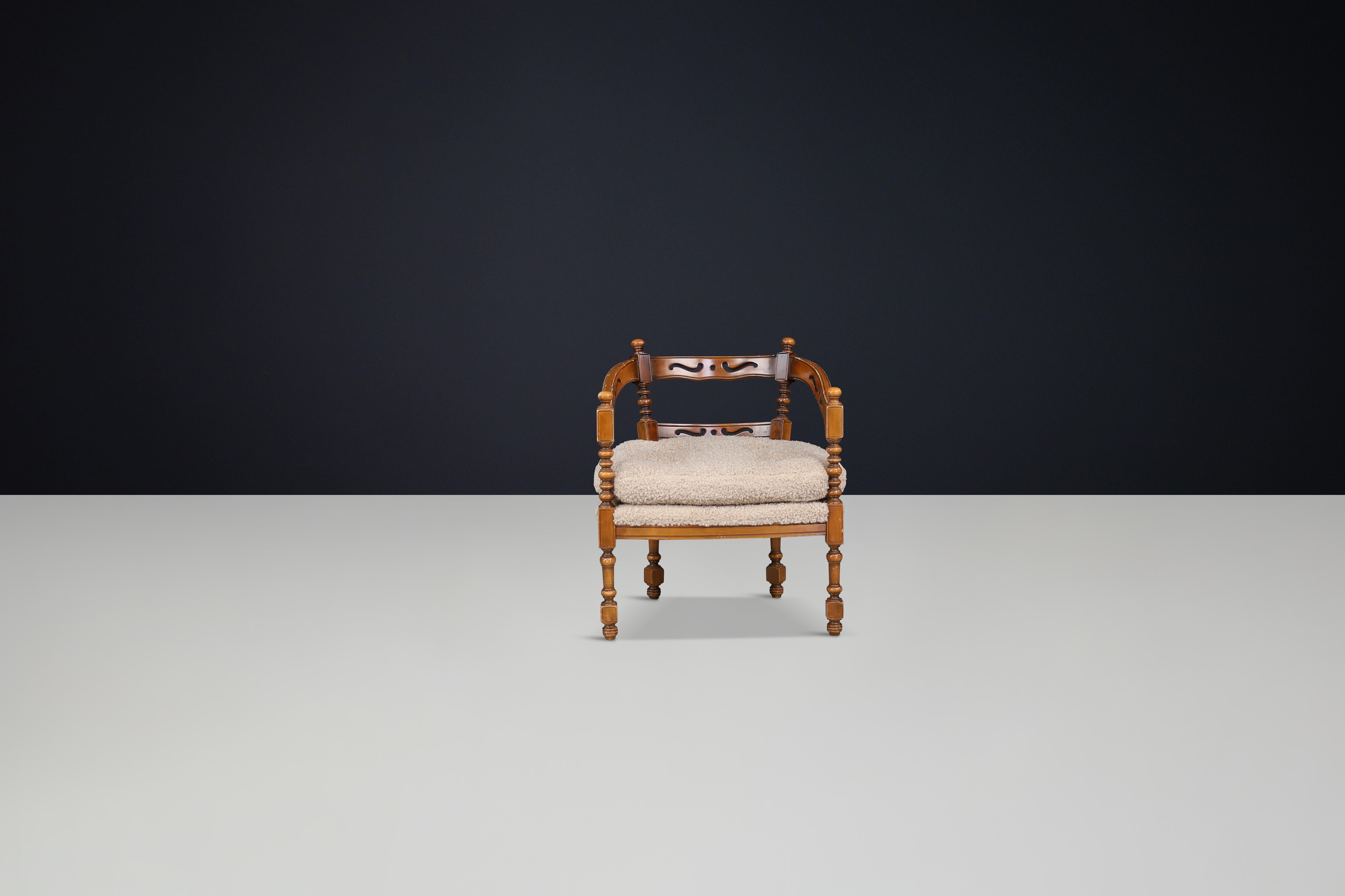 Fauteuil italien Giorgetti en bois sculpté &New Bouclé, 1975 Bon état - En vente à Almelo, NL