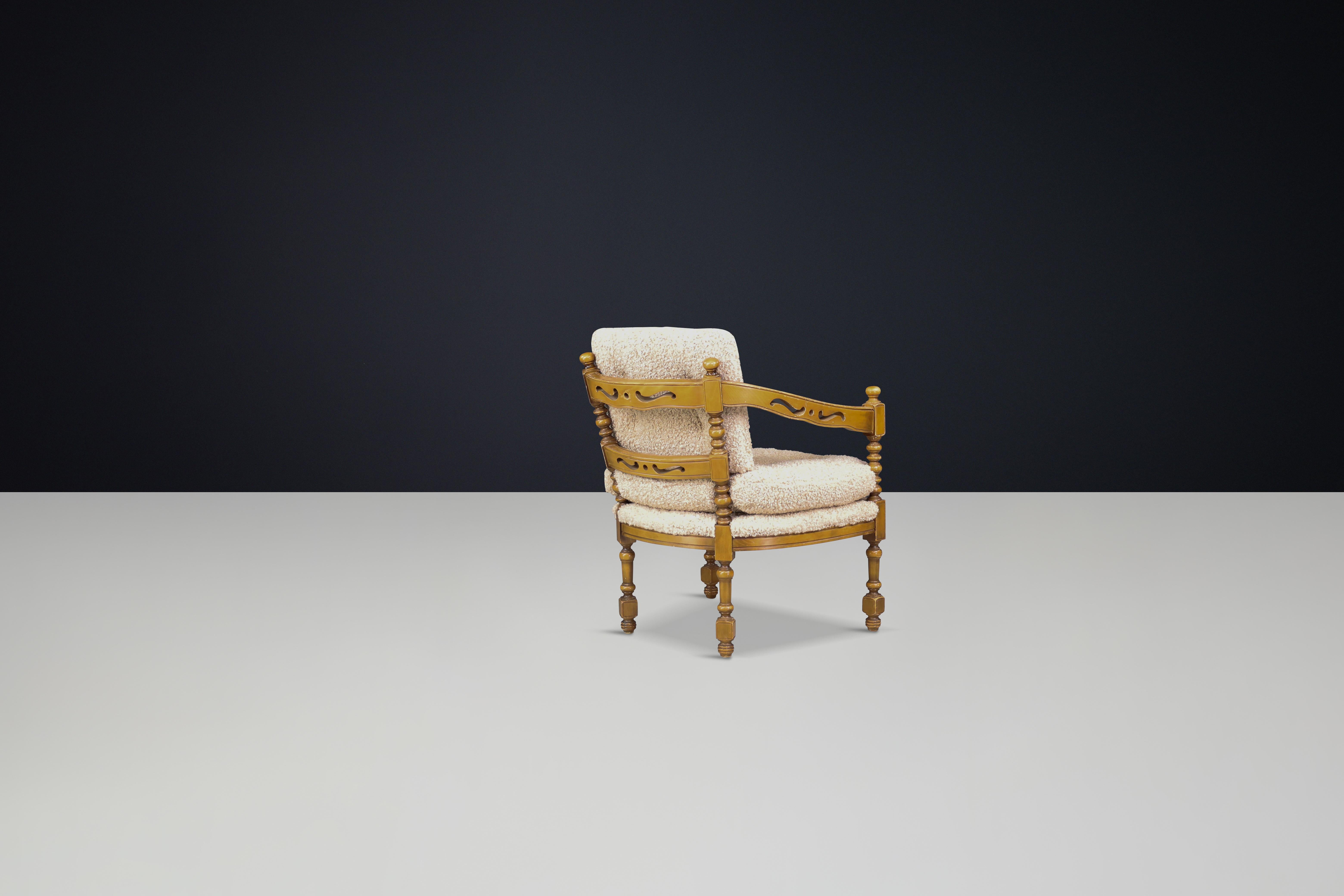 Fauteuil italien Giorgetti en bois sculpté &New Bouclé, 1975 en vente 1