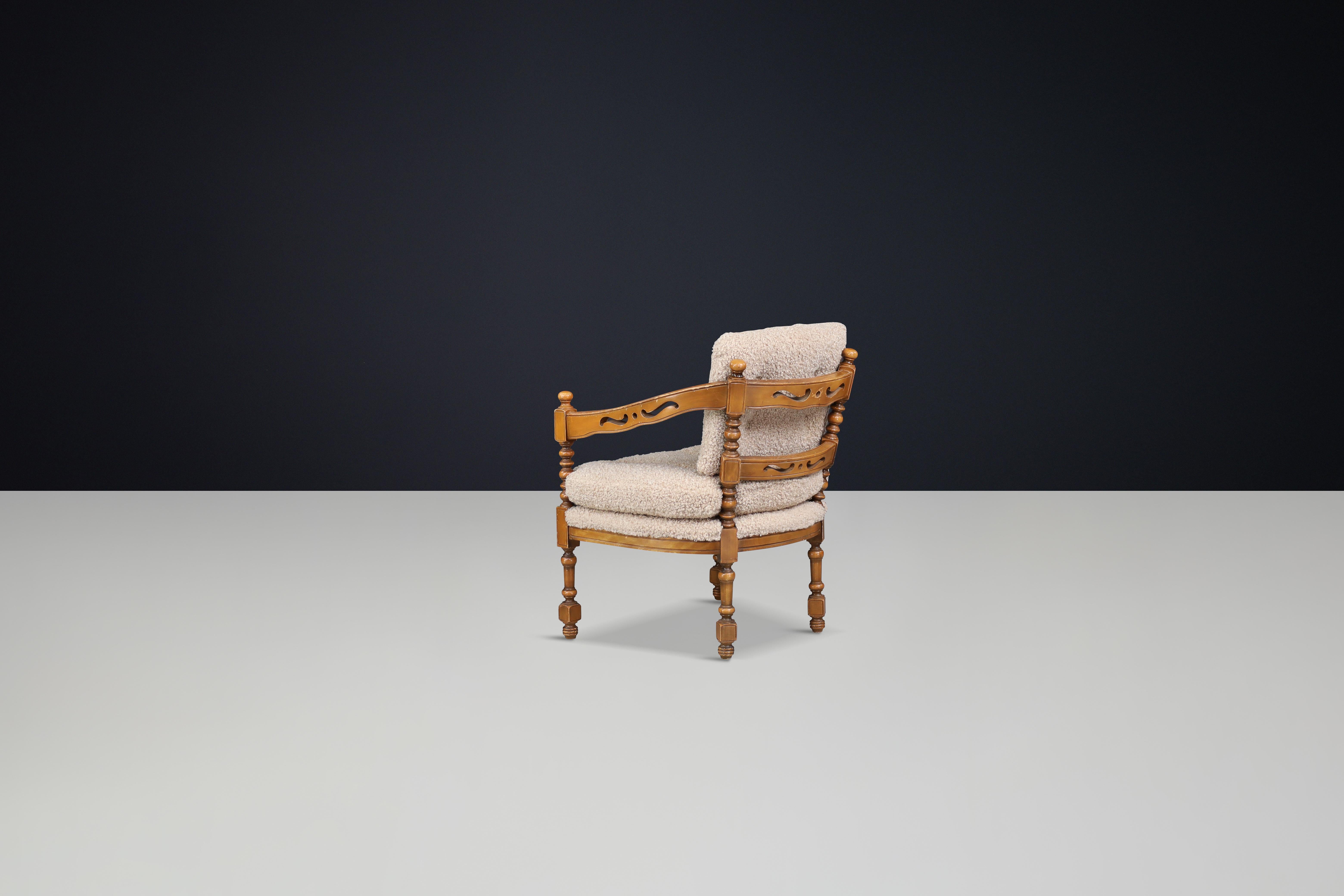 Fauteuil italien Giorgetti en bois sculpté &New Bouclé, 1975 en vente 2