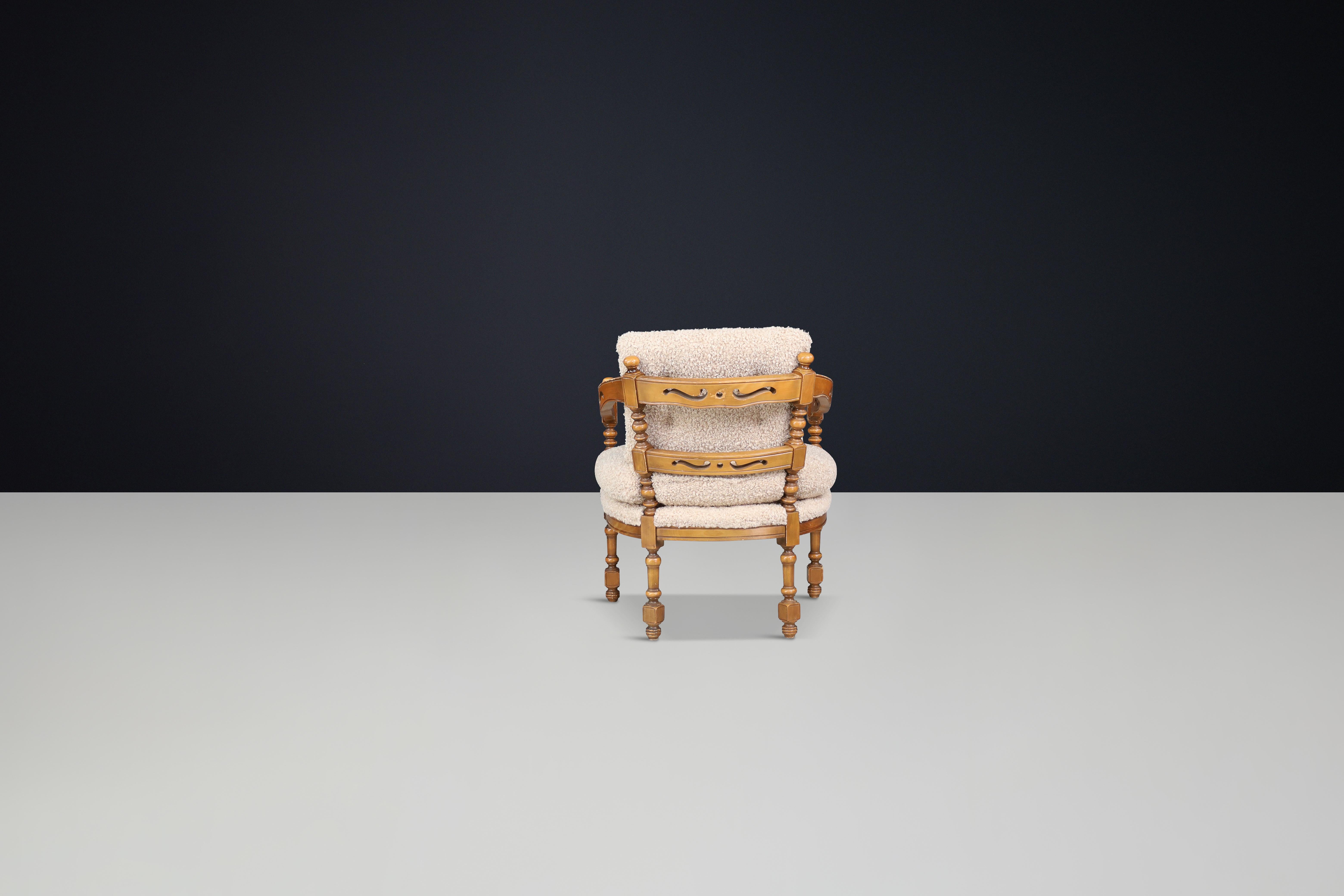 Fauteuil italien Giorgetti en bois sculpté &New Bouclé, 1975 en vente 3