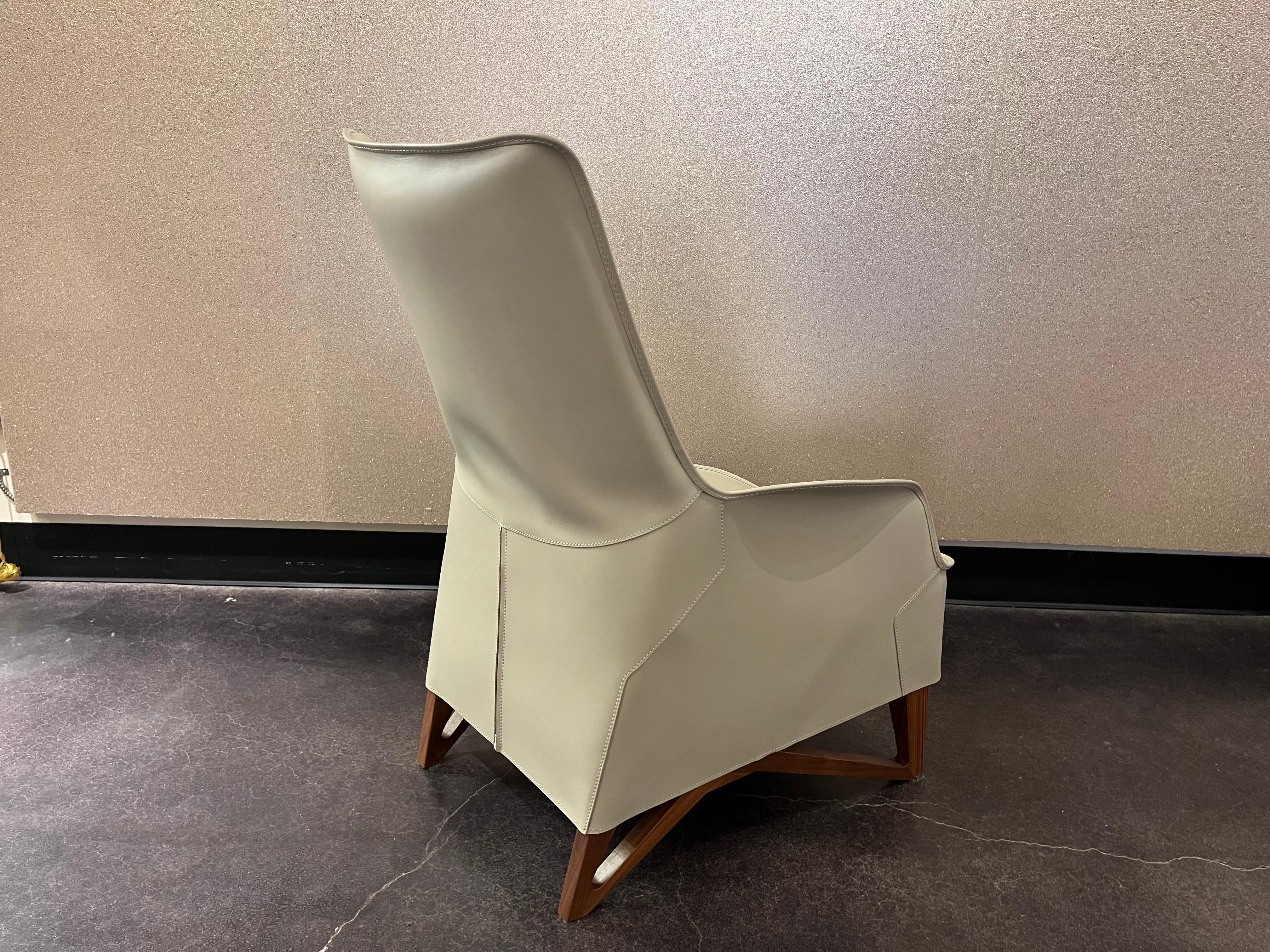 Silla basculante Giorgetti - El arte de la excelencia italiana

El sillón Tilt Wing, un innovador sillón diseñado para un confort realmente adaptable, envuelve al que se sienta con líneas fluidas y esculturales, al tiempo que integra discretamente