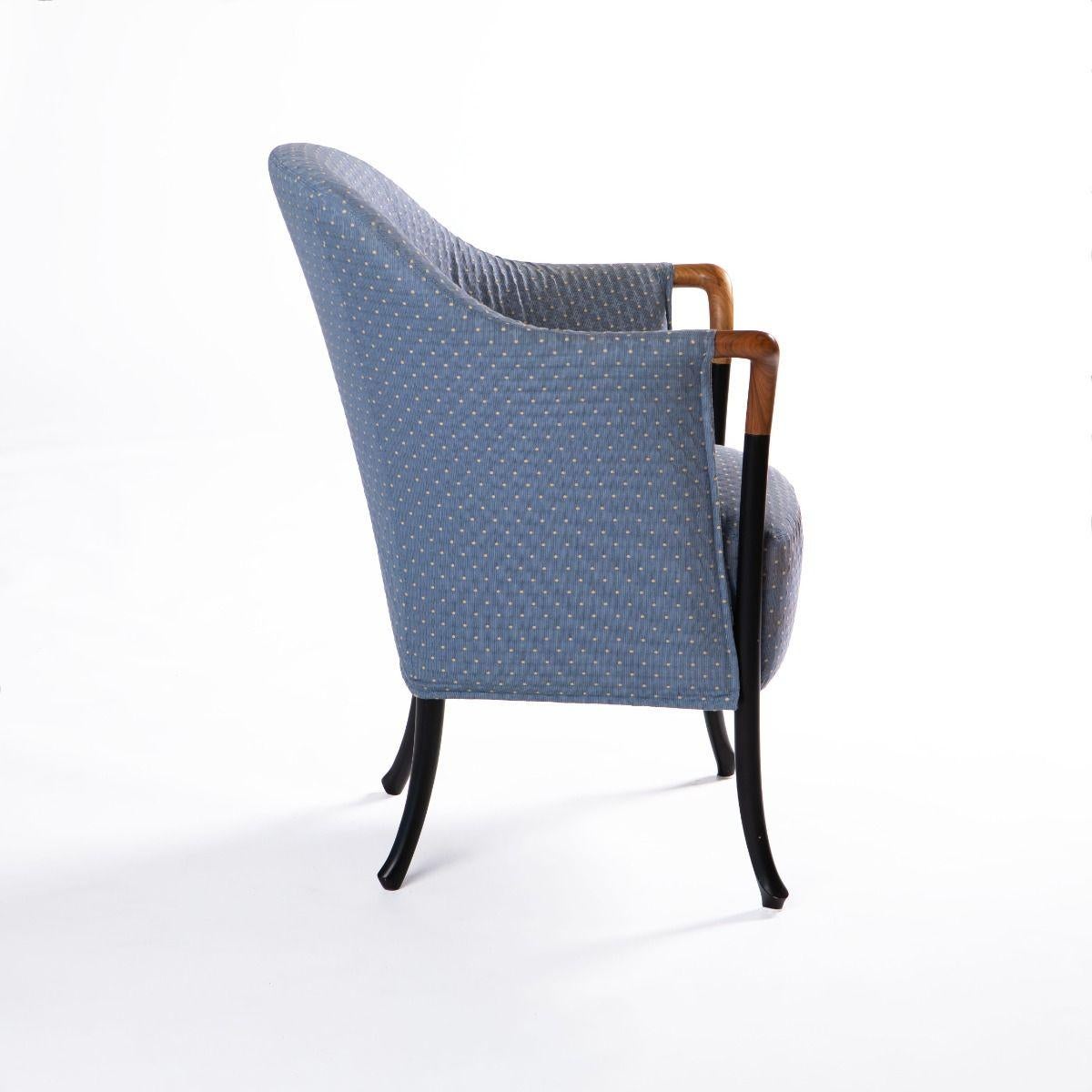 Sillón de Umberto Asnago para Giorgetti - parte de la colección Progetti.
Construcción ligera y elegante con detalles de madera de Pau Ferro en la parte superior de los reposabrazos, que muestran un bello veteado. El esbelto armazón continúa hasta