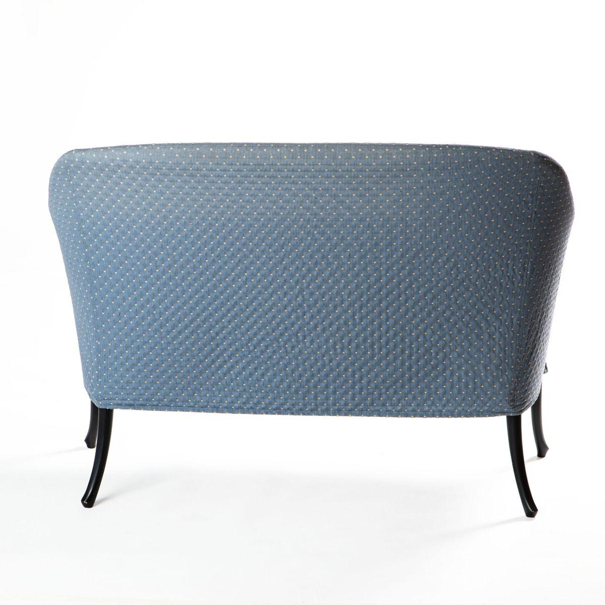 A 2-seat sofa or 'Divanetto' designed by Umberto Asnago for Giorgetti – part of the Progetti collection.
Light and elegant construction with Pau Ferro wood detailing at the top of the armrests, showcasing a beautiful grain. The slender frame