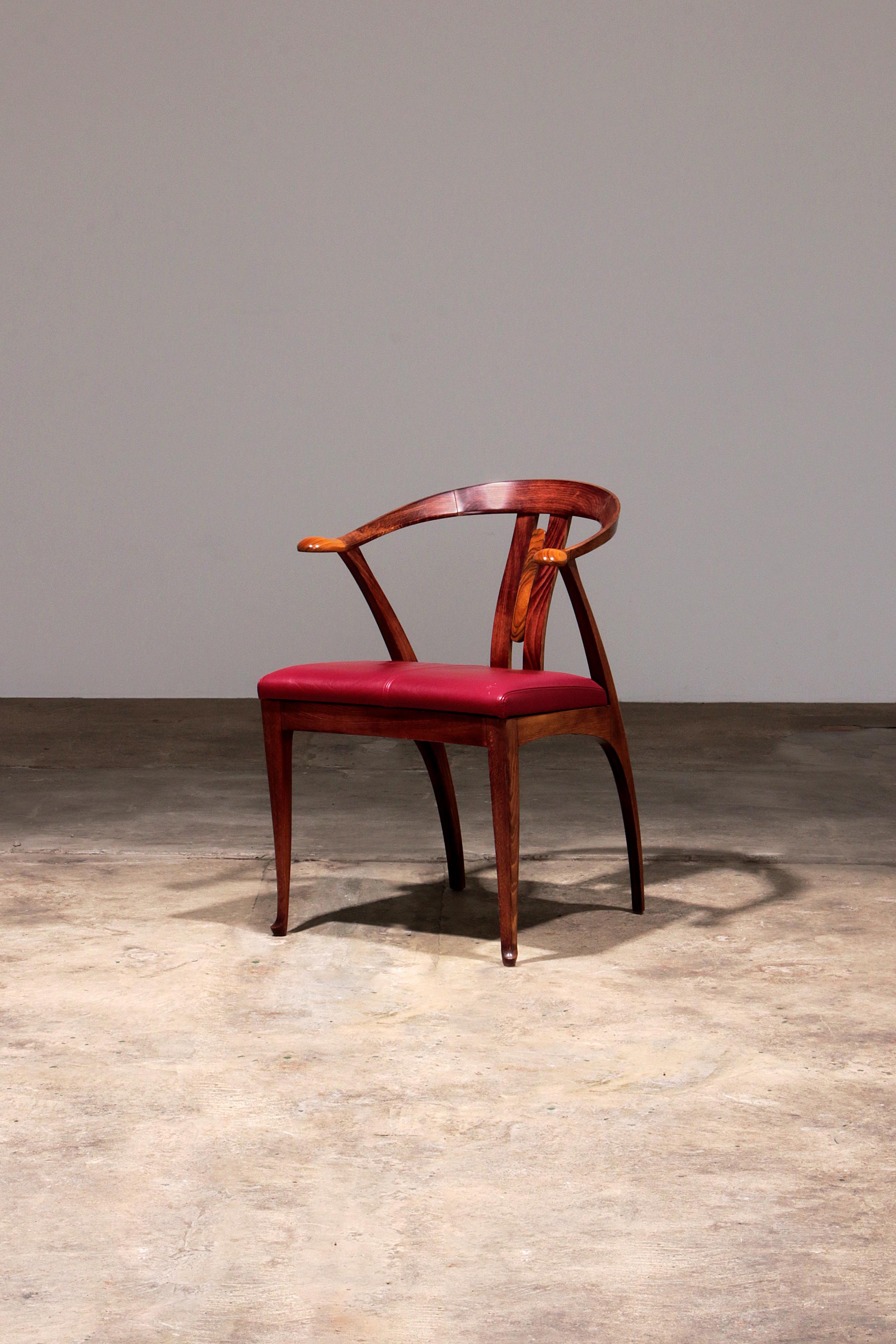 Discover the unique charm of the Giorgetti Progetti wooden office chair, designed by Centro Ricerche. This beautiful chair, manufactured in the 1980s, combines timeless design with exceptional comfort. The blood red leather seat adds a touch of