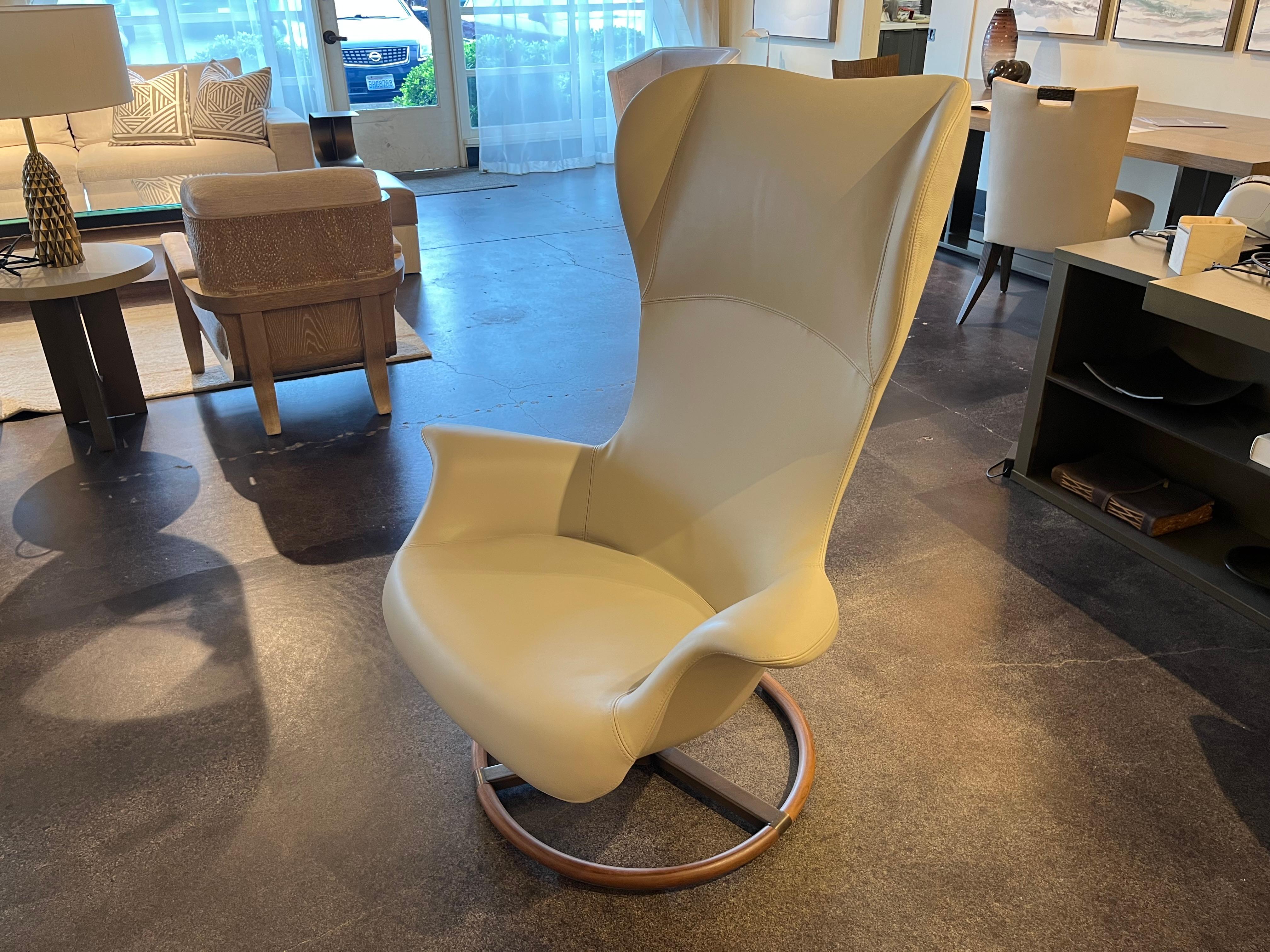 Giorgetti Tilt Lounge Chair – The Art of Italian Excellence

The Tilt Wing lounge chair with the back frame in profiled steel and the padding in flexible coldfoamed polymer, covered with fiber.  The column and the base are in bronzed metal with