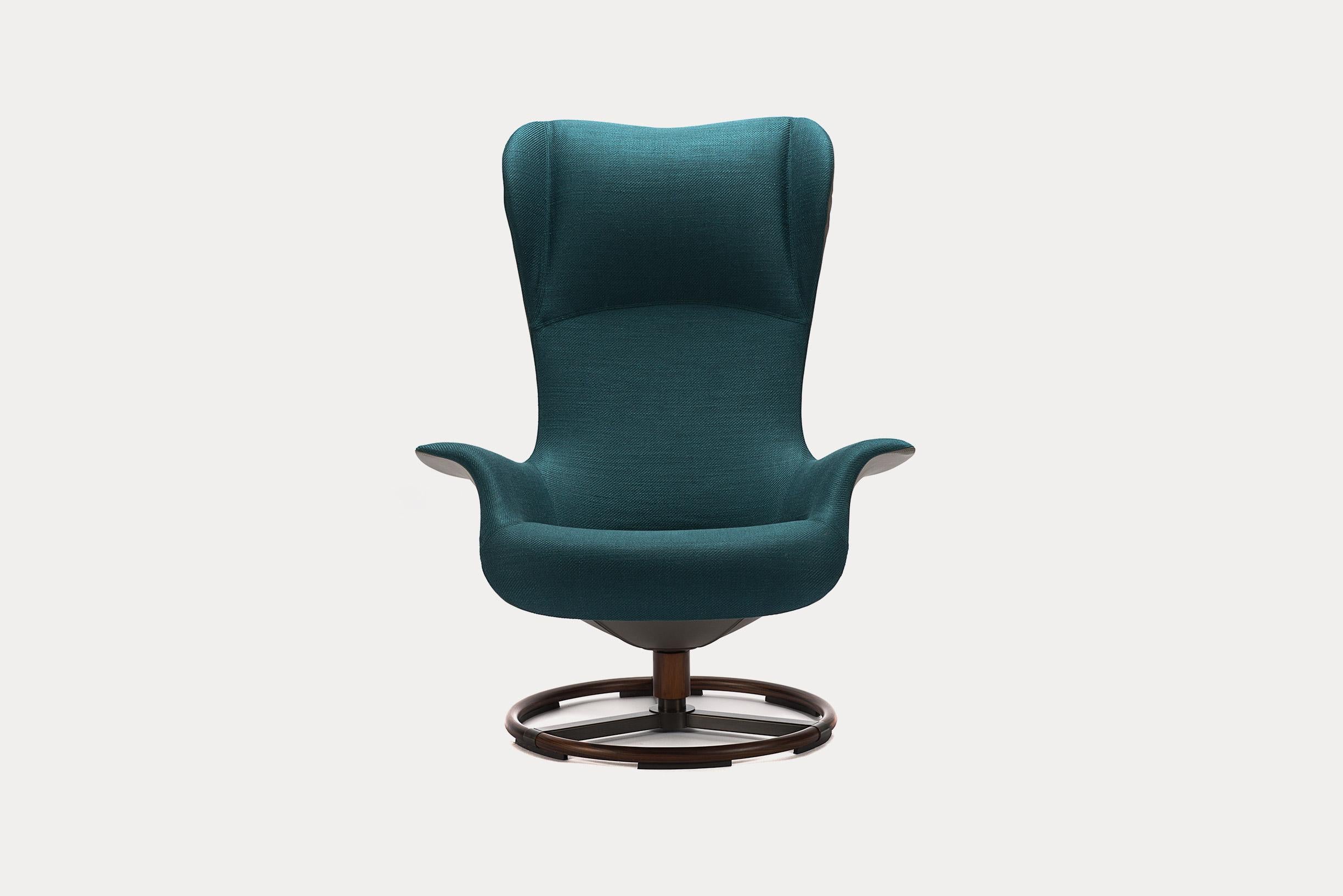 The Giorgetti Tilt swivel wing chair is an innovative armchair that offers a new standard of comfort, for a product that follows the movement of those taking a seat in its enveloping shape. Of nautical inspiration, Tilt is characterized by an