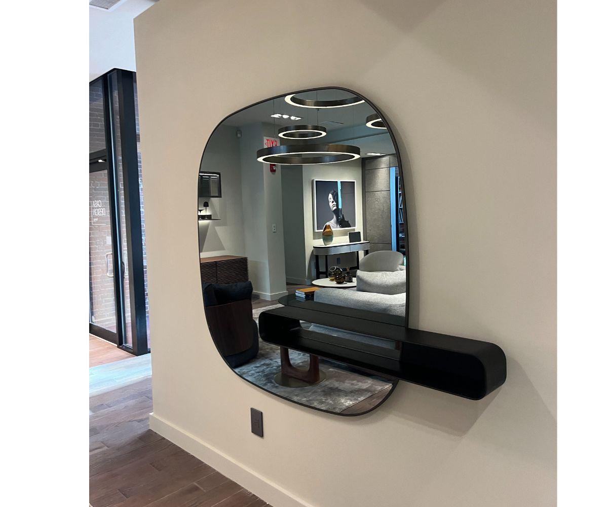 Designer: m2atelier

Specchio prezioso ed elegante, caratterizzato da un contorno delicato e da una superficie riflettente, ispirato al lago boliviano da cui prende il nome.

Giogetti Uyuni Mirror, specchio grigio fumé con profilo laccato effetto