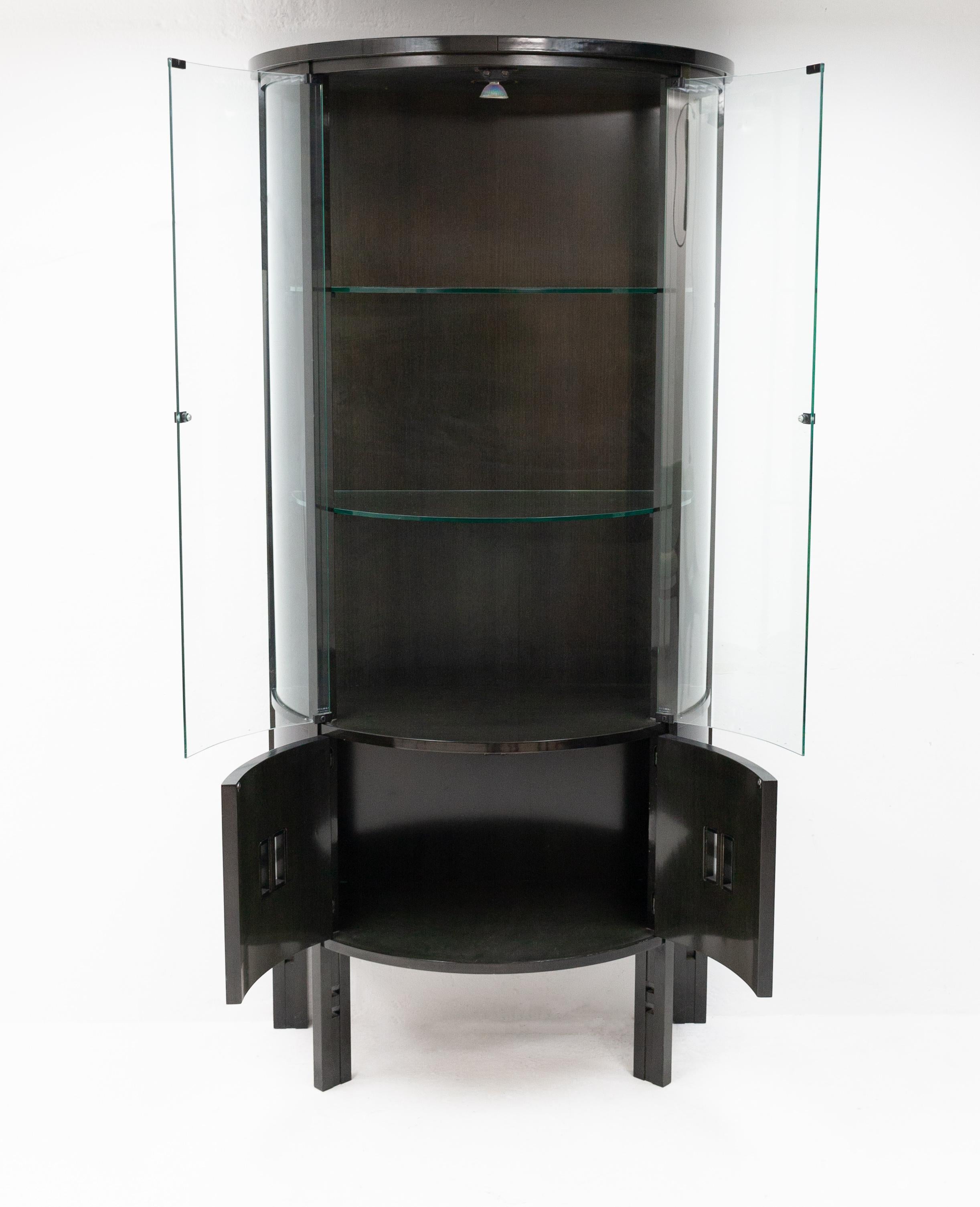 Giorgetti, cabinet in the manner of Frank Lloyd Wright, designed by Umberto Asnago, from the Gallery series. 1980s top quality and design from Italy. Very good condition. With working halogen light.
 