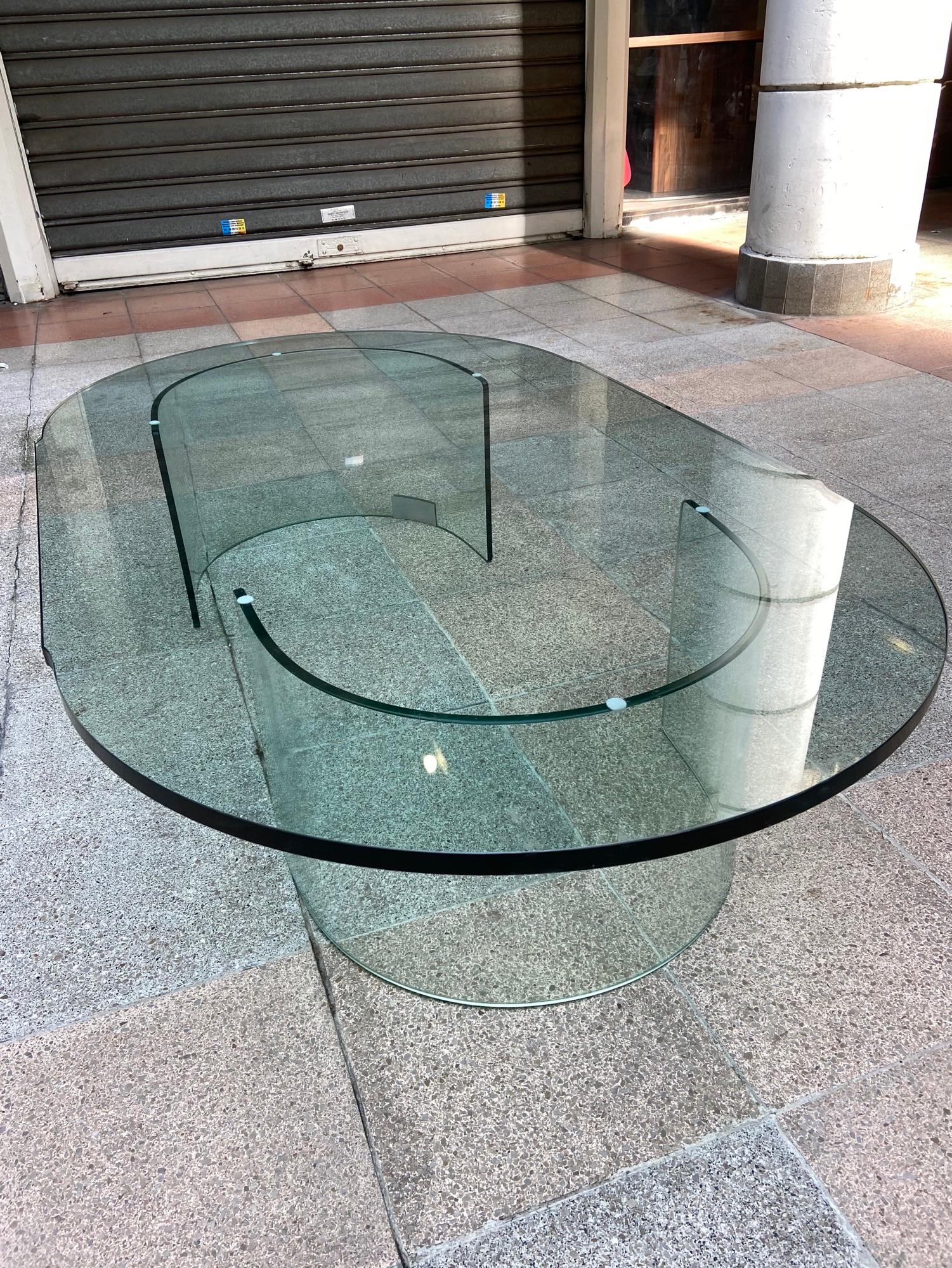 Giorgetto Giugiaro - coffee table - Circa 1990
Signed Giugiaro / printed on a metal plate
Very thick glass: 2cm
There is a small chip on the table top ( see picture ) 
L138.5xP81xH33 cm 



