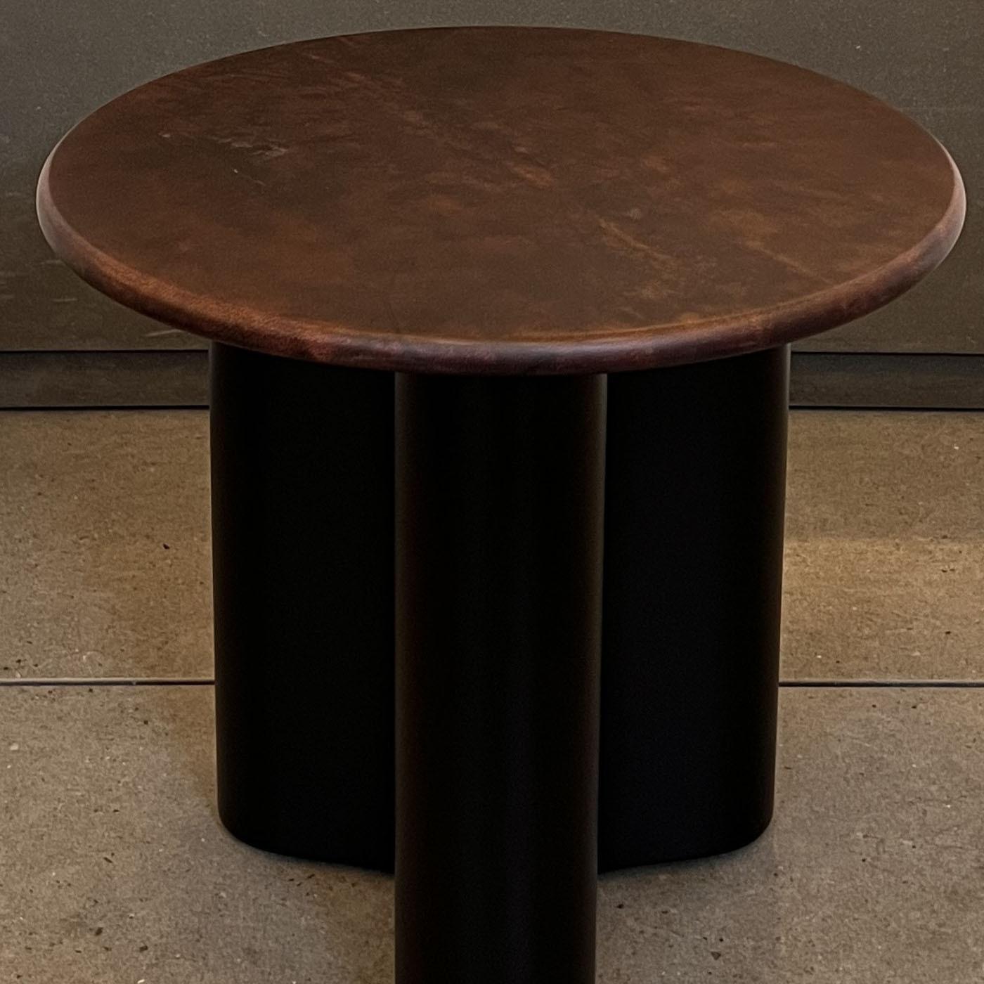 Mesa baja Giorgia Pergamino Tabaco by Monica Geronimi Siglo XXI y contemporáneo