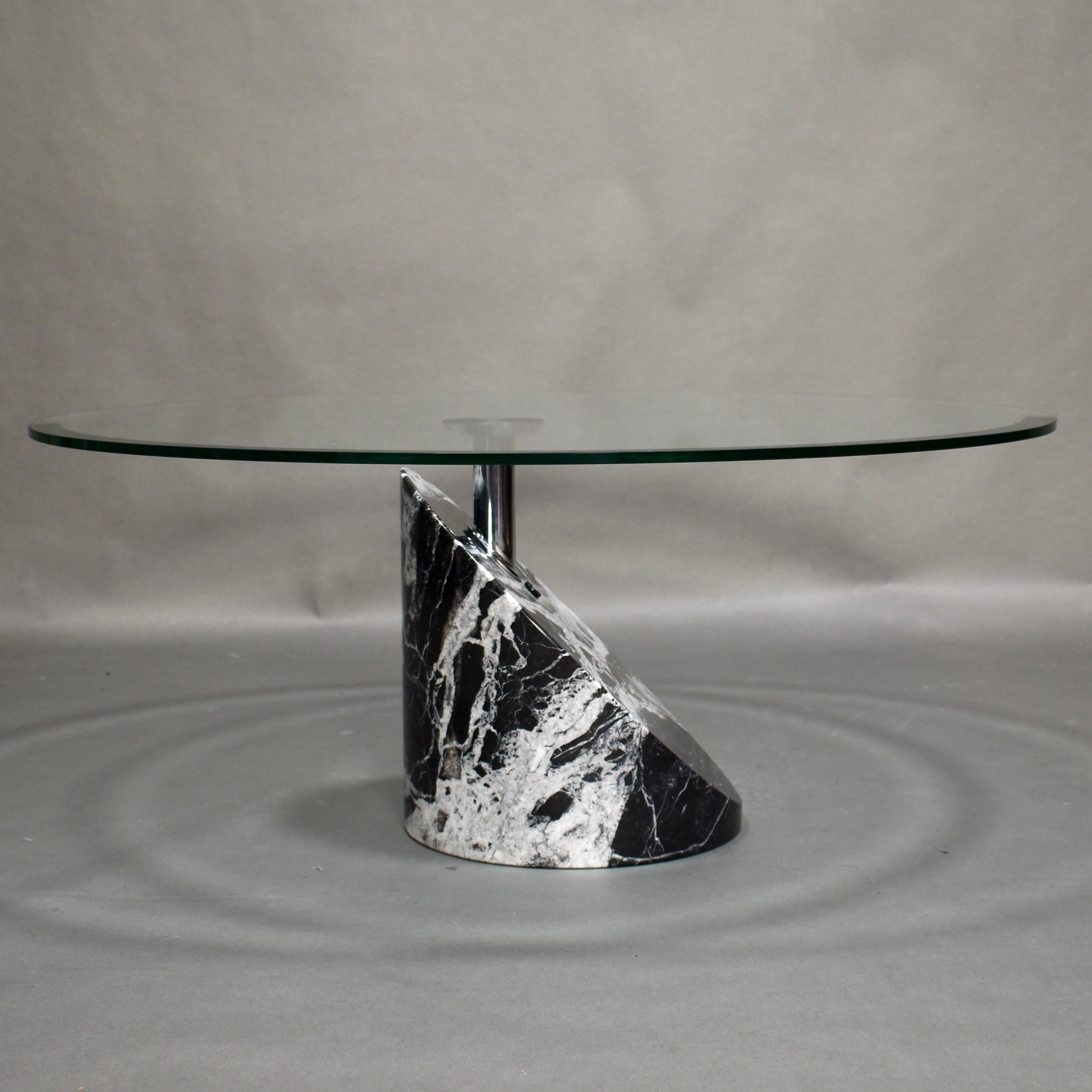 Exclusive Italian ‘Carre VI’ coffee table by Giorgio and Maurizio Cattelan, Italy, circa 1980.
The marble base is made out of one block of solid marble. The marble features black, white, grey and taupe coloring. The hardened glass can be swiveled