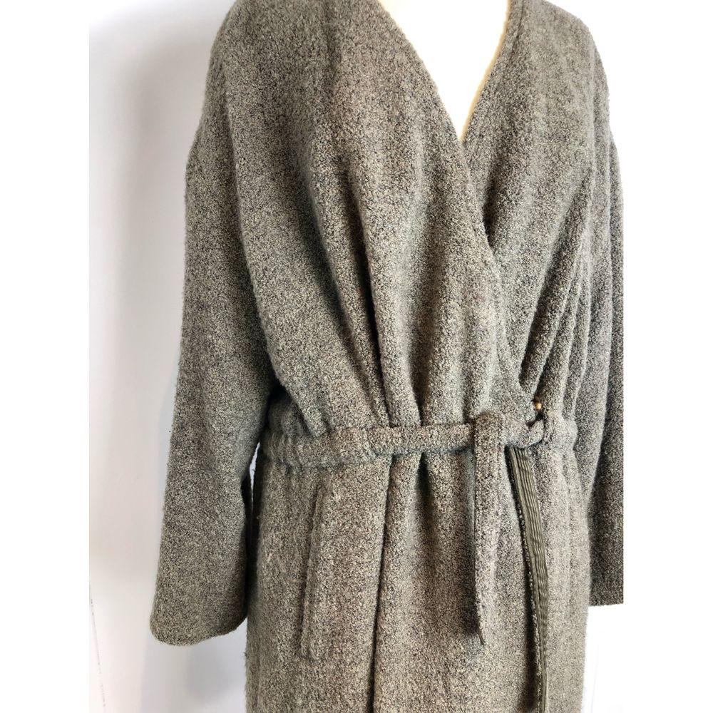 Giorgio Arman Wool Coat in Green

Women's pea coat in wool in shades of green brown, dressing gown model without shoulder marks, practical drawstring at the waist to adjust the fit. Reversible, with light striped fabric always in shades of green, in