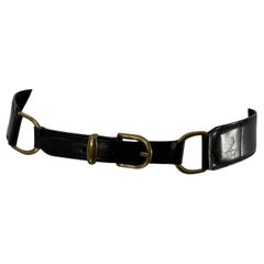 Giorgio Armani Cinturón de piel lisa negra con herrajes de latón de los años 90 70/28 Giorgio Armani Cinturón de piel lisa negra con herrajes de latón de los años 90 70/28