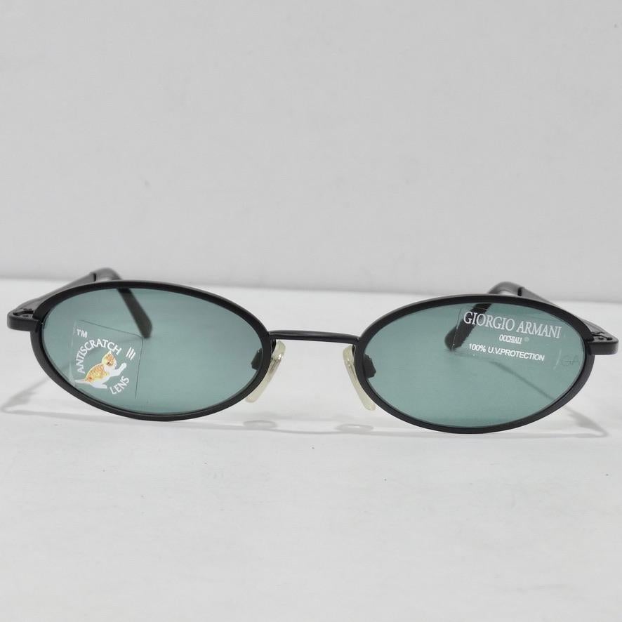 Mit dieser wunderschönen Sonnenbrille von Giorgio Armani aus dem Lagerbestand der 1990er Jahre können Sie Ihre Brille diesen Sommer aufwerten! Die perfekte Sonnenbrille für jeden Tag mit blauen Gläsern und schwarzem Rahmen und Bügeln. Sie sind so