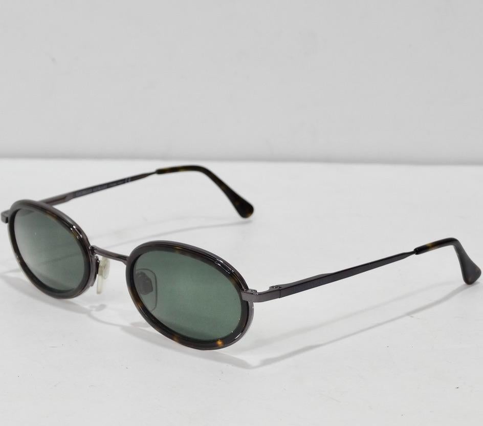 Cet été, vous pourrez porter ces lunettes de soleil Giorgio Armani, datant des années 1990, sur un pied d'égalité avec les autres marques. Ces lunettes de soleil parfaites pour tous les jours sont dotées de verres bleus et de détails en écaille de