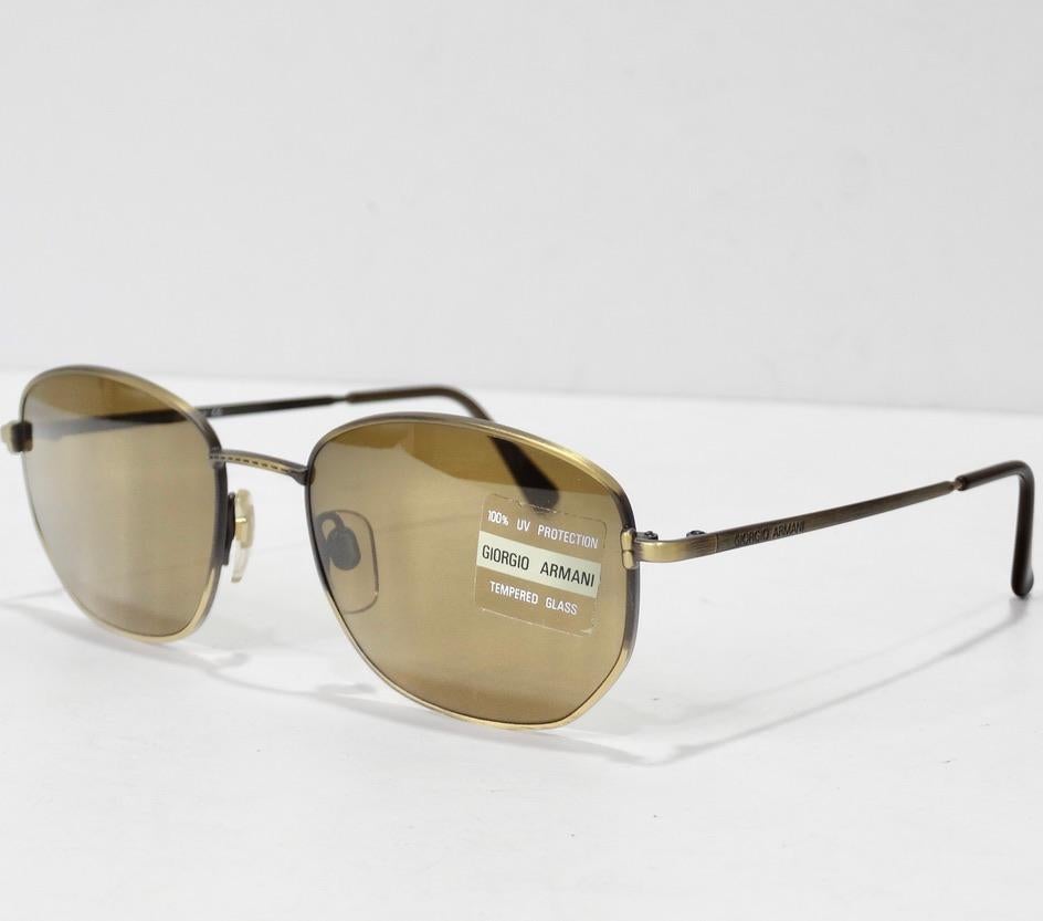 Cet été, vous pourrez porter ces lunettes de soleil Giorgio Armani, datant des années 1990, sur un pied d'égalité avec les autres marques. Les lunettes de soleil parfaites pour tous les jours sont dotées de verres bruns et de détails bruns et dorés.