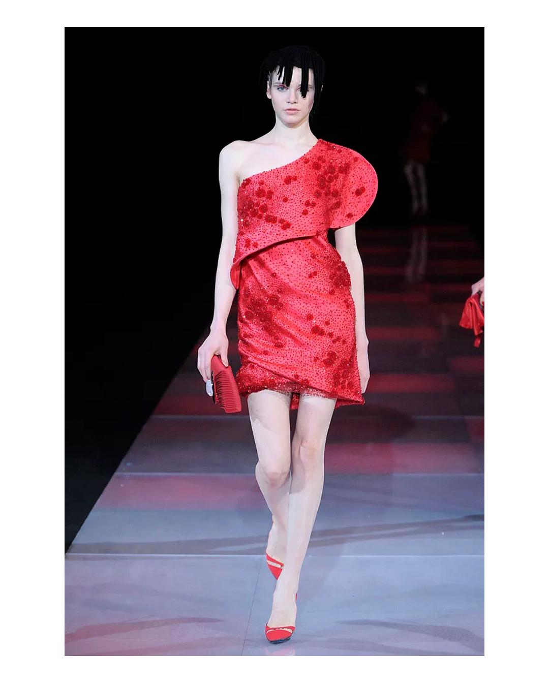 Giorgio Armani 2010 vestido rojo de seda con adornos florales de un hombro IT 46 en venta 7