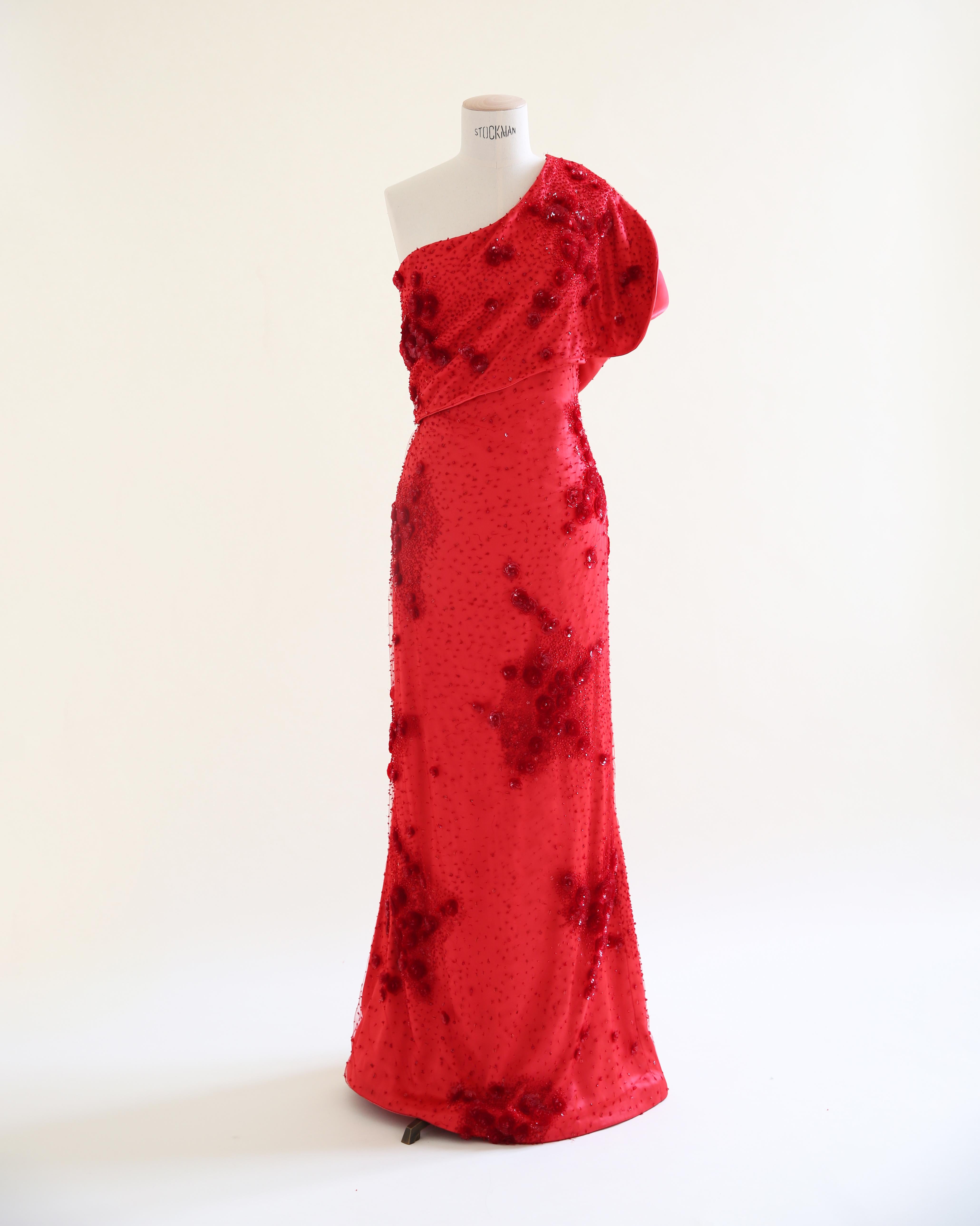 LOVE LALI VINTAGE

Un vestido muy poco común de Giorgio Armani Otoño 2010, presentado en la pasarela en la versión más corta. Se trata de un precioso vestido largo hasta el suelo de llamativa seda roja totalmente recubierto de malla que luego se