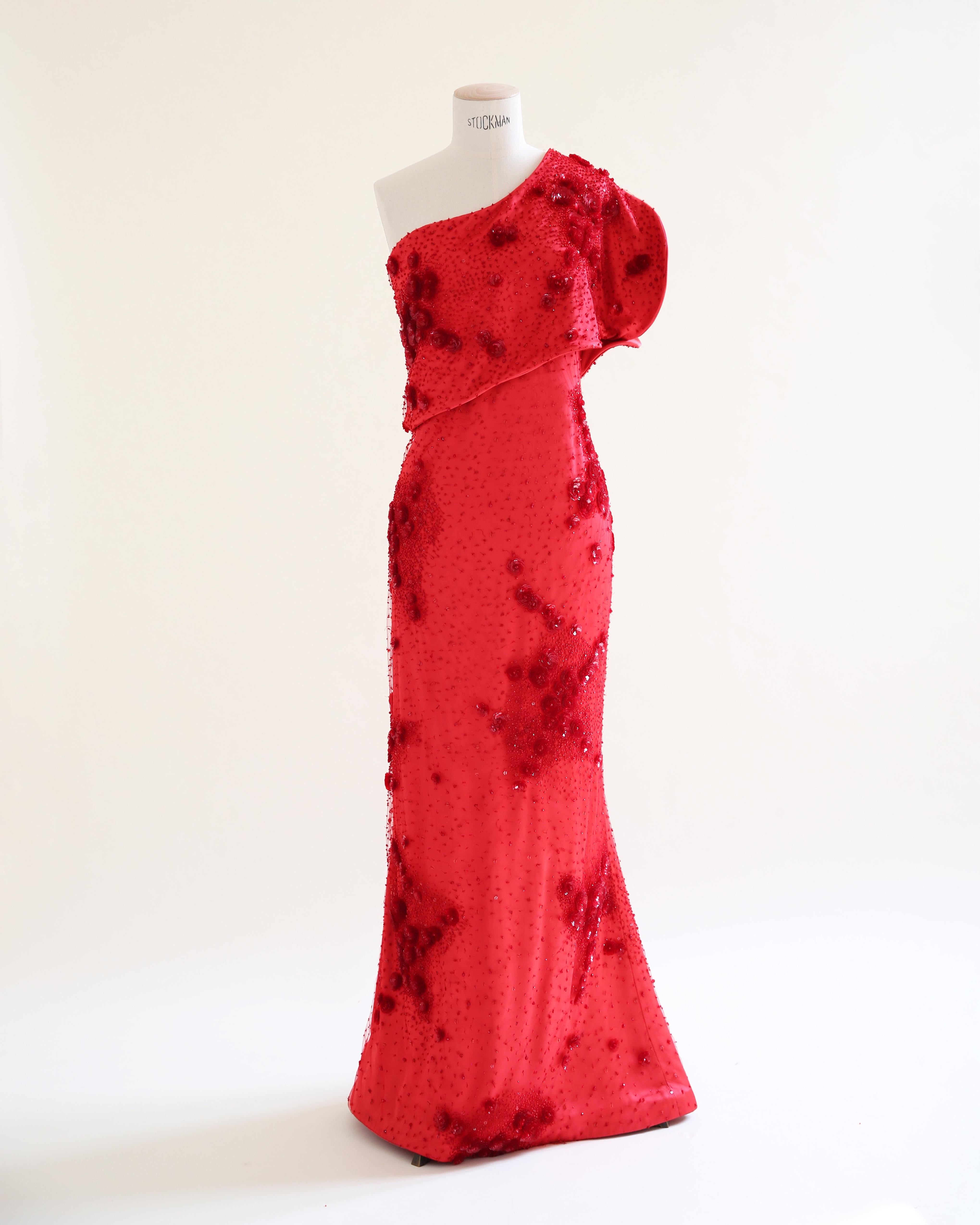 Giorgio Armani 2010 vestido rojo de seda con adornos florales de un hombro IT 46 Rojo en venta