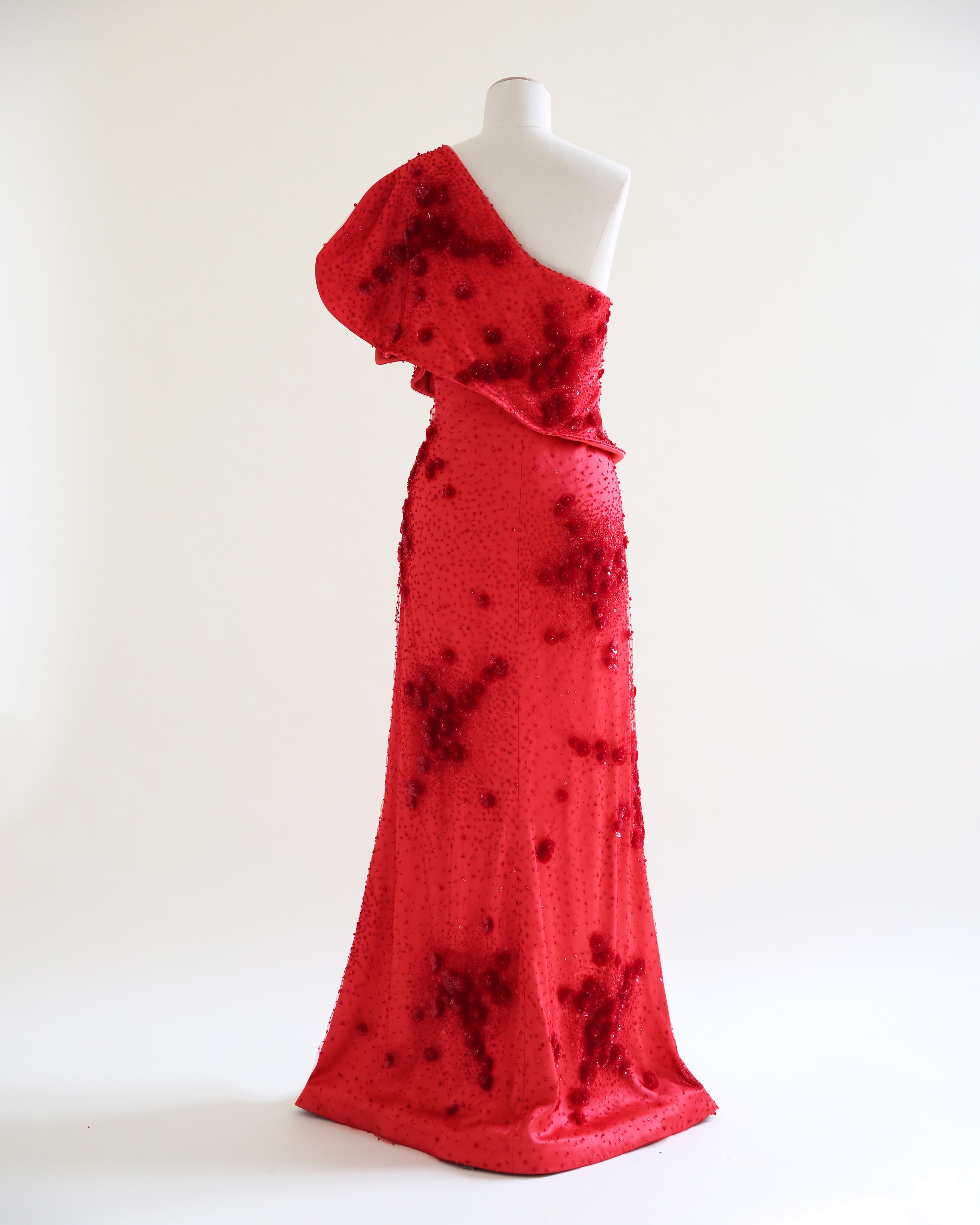 De las mujeres Giorgio Armani 2010 vestido rojo de seda con adornos florales de un hombro IT 46 en venta