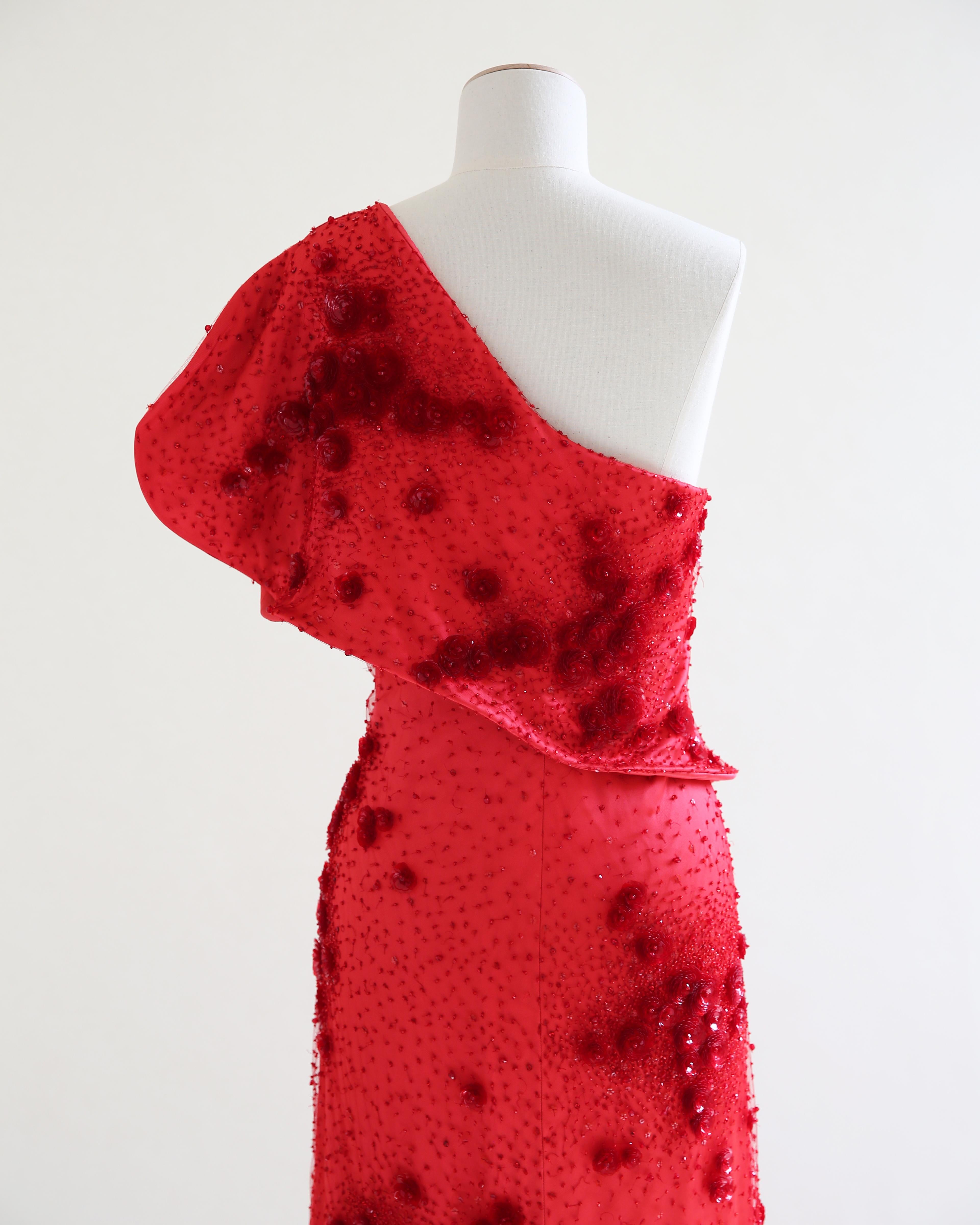 Giorgio Armani 2010 vestido rojo de seda con adornos florales de un hombro IT 46 en venta 1