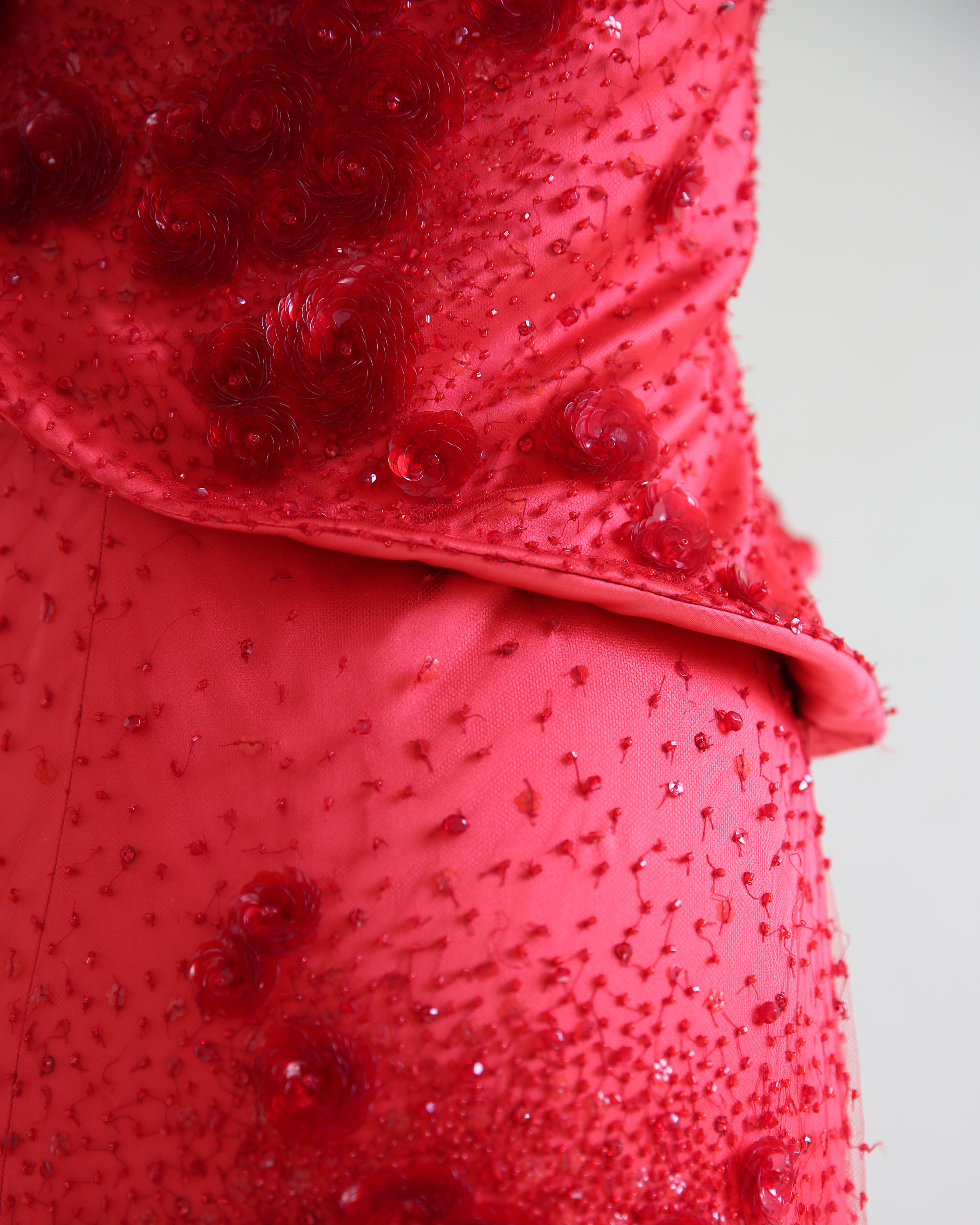 Giorgio Armani 2010 vestido rojo de seda con adornos florales de un hombro IT 46 en venta 2
