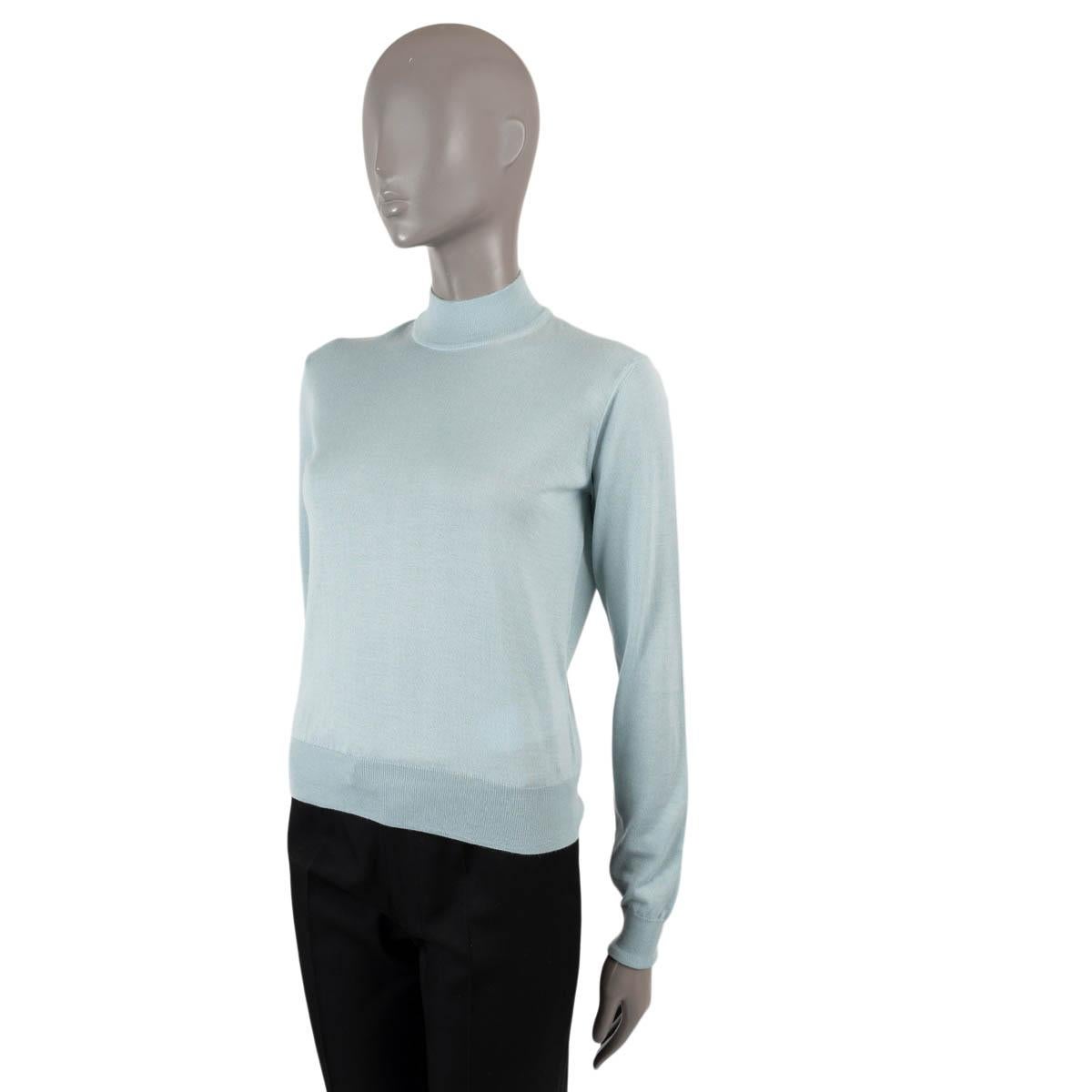 100% echter Giorgio Armani Pullover mit Schalkragen aus babyblauem Kaschmir (70%) und Seide (30%). Wurde getragen und ist in praktisch neuem Zustand.

Messungen
Modell	3GAM11 AM33Z
Tag Größe	40
Größe	S
Breite der Schultern	40cm (15.6in)
Büste