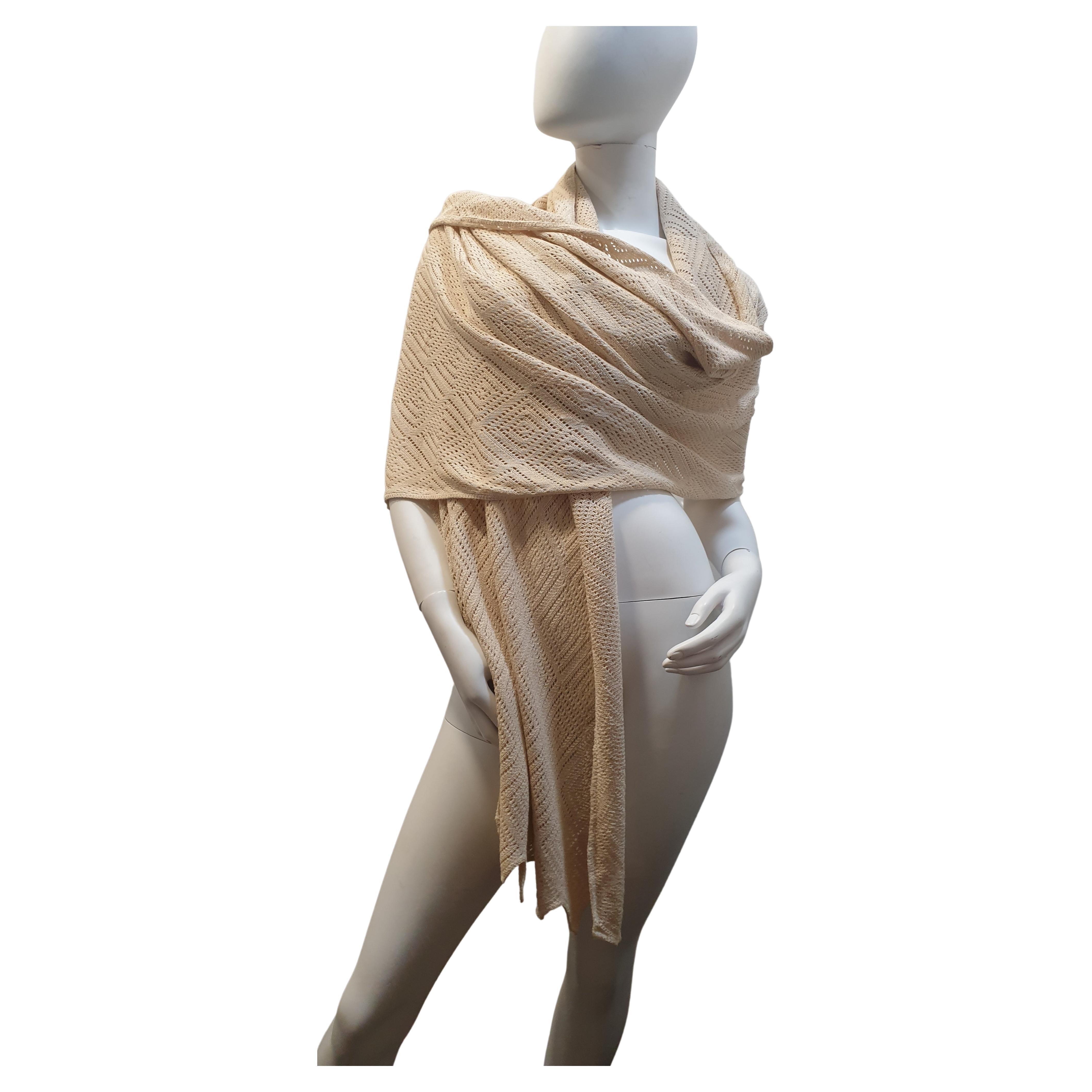 Giorgio Armani Beigefarbene gestrickte Pashmina mit durchbrochenem Saum im Angebot