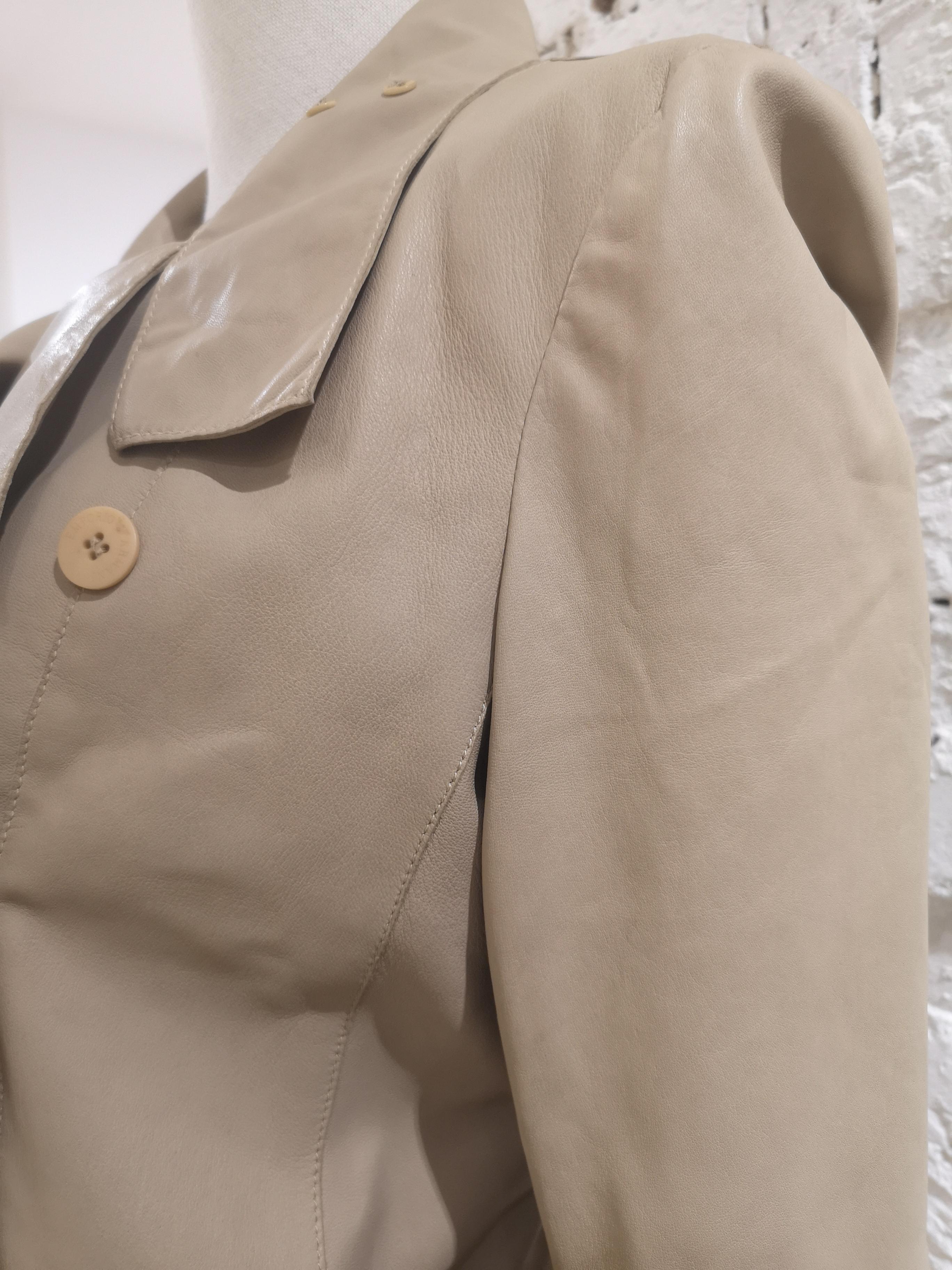 Giorgio Armani beige leather jacket
totally made in italy in size 44
total lenght 61 cm
shoulder to hem 71 cm