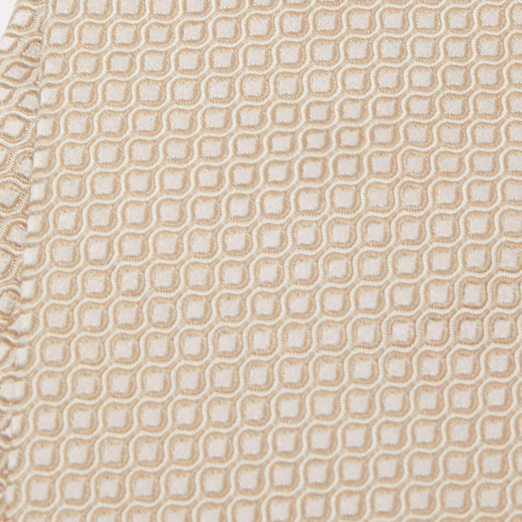 En soie  Cette cravate beige Giorgio Armani pour homme est ornée de motifs sur toute sa surface. Cet accessoire finement taillé apportera une touche de charme.