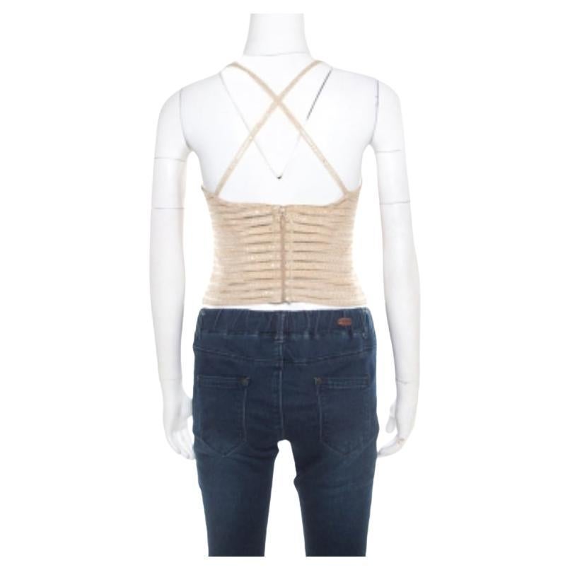 Was wäre ein Abend ohne Glanz!  Dieses edle Oberteil von Giorgio Armani mit Paillettenverzierungen und einem stilvollen Rücken mit Criss-Cross-Details ist ein Must-Have. Dieses meisterhaft geschneiderte Oberteil aus Mischgewebe ist eine exquisite