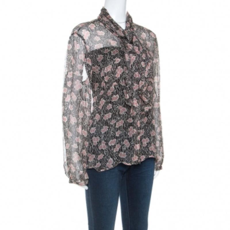 La collezione Giorgio Armani offre una vasta gamma di stili perfetti e questa camicetta ne è la prova. Ravviva la tua giornata con questa blusa signorile e migliora il tuo look con gli accessori giusti. Presenta stampe floreali, maniche lunghe e
