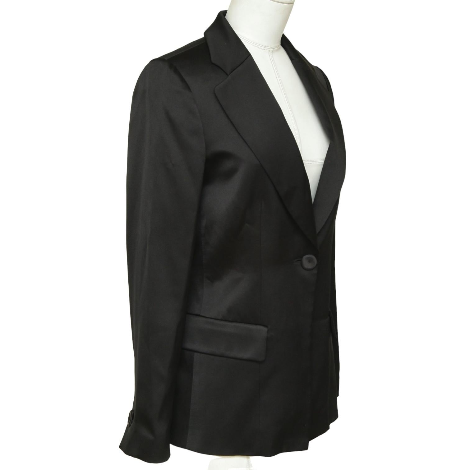 BLAZER EN SOIE NOIRE GIORGIO ARMANI


Design :
 • Blazer à simple boutonnage dans une couleur noire classique.
 • Revers cranté.
 • Bouton recouvert de soie sur le devant et aux manches.
 • Deux poches à rabat sur le devant (fermées par couture).
 •