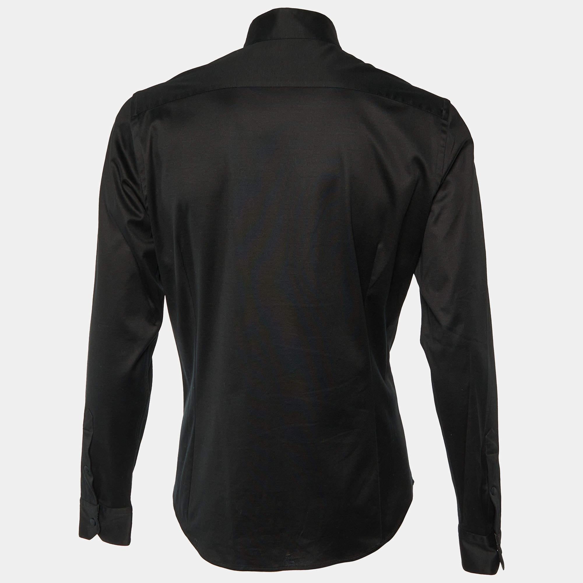 Cette veste Giorgio Armani très tendance apporte une dose supplémentaire de style à votre tenue. Fabriqué à partir de matériaux de qualité, il incarne une ambiance contemporaine et présente de nombreuses caractéristiques fonctionnelles.