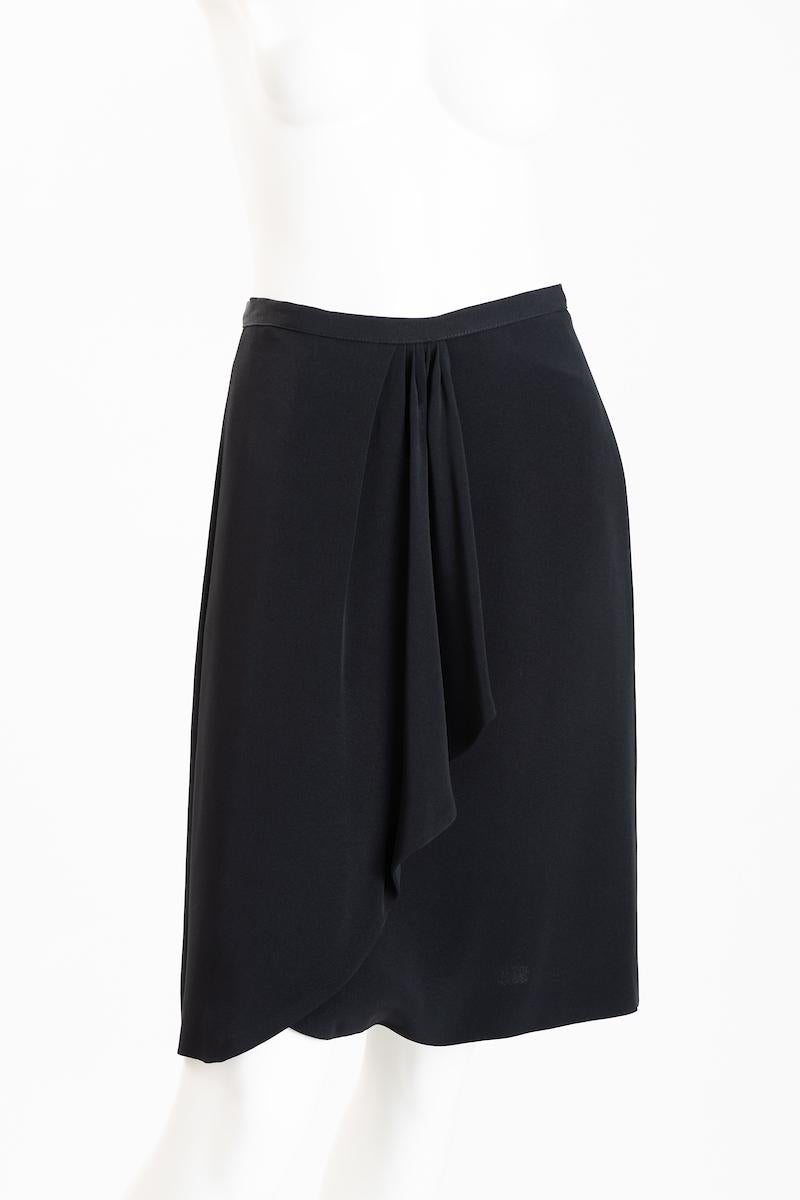 La petite jupe noire de Giorgio Armani Le Collezioni est drapée sur le devant et s'écoule à partir d'une taille ajustée.
Le tissu est un mélange doux de rayonne qui bouge avec le corps.
Une polyvalence parfaite à associer avec une veste, un pull ou