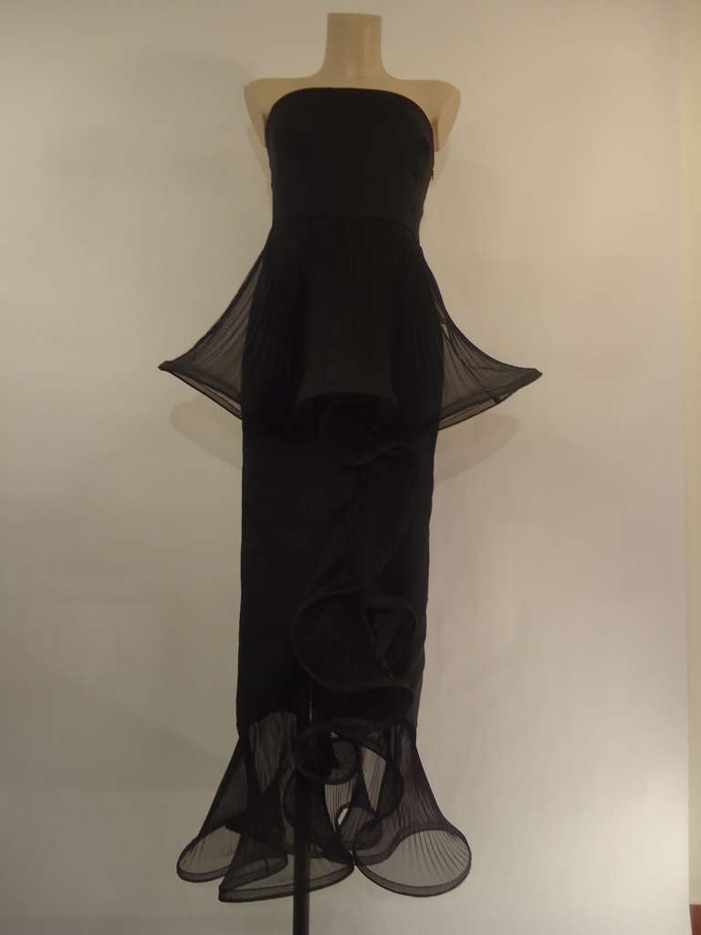 Magnifique robe de soirée du roi de la mode Giorgio Armani.

Étiquette noire vintage des années 1980, Giorgio Armani via Borgonuovo 21 Milano.

100 % mousseline de soie
Fantastique travail de la mousseline de soie et du voile plissé.

Indispensable